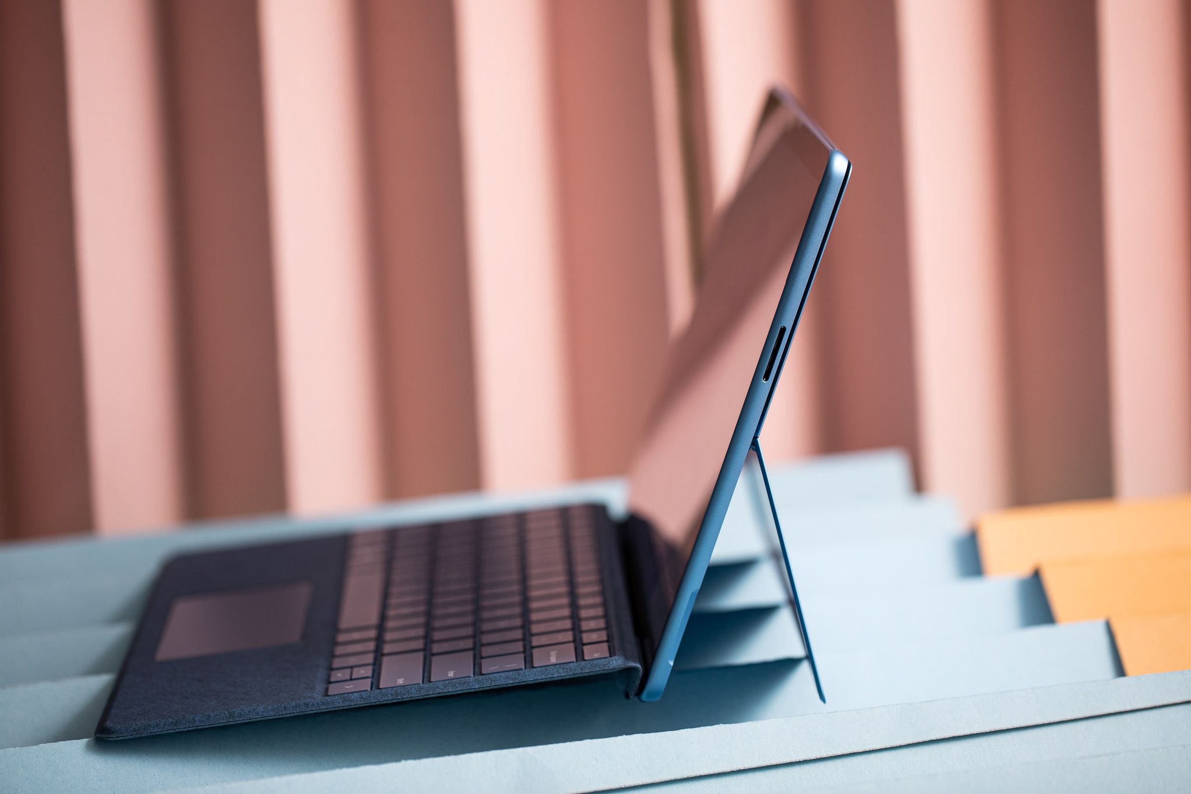 Sol taraftan görülen dizüstü bilgisayar modundaki Surface Pro 9.