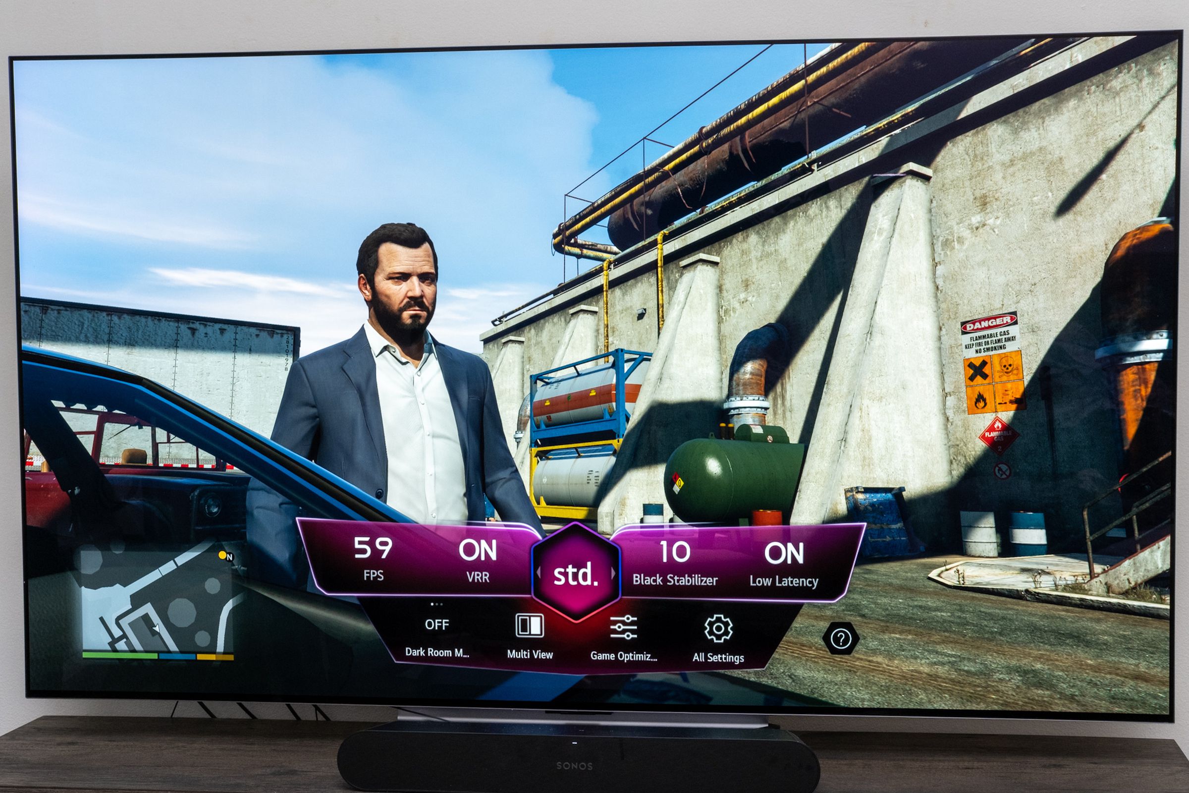 Ekranda oyun kısayolları çubuğu ile Grand Theft Auto V oynayan LG'nin C2 OLED TV'sinin bir fotoğrafı.