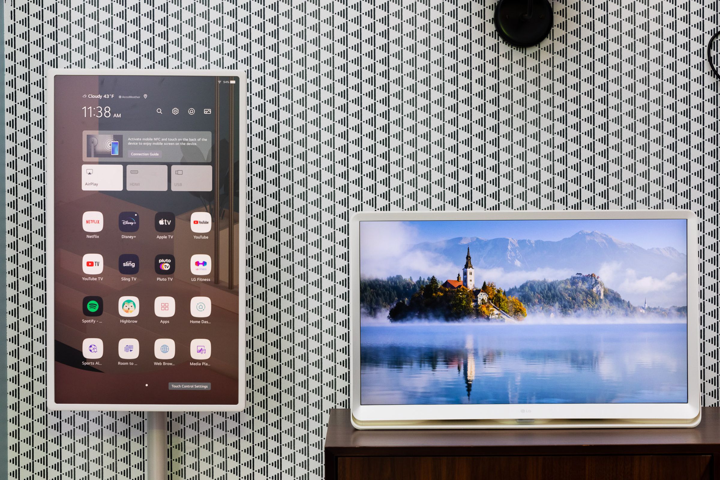 Il display LG StanbyME in modalità verticale accanto a un altro televisore LG da 27 pollici.