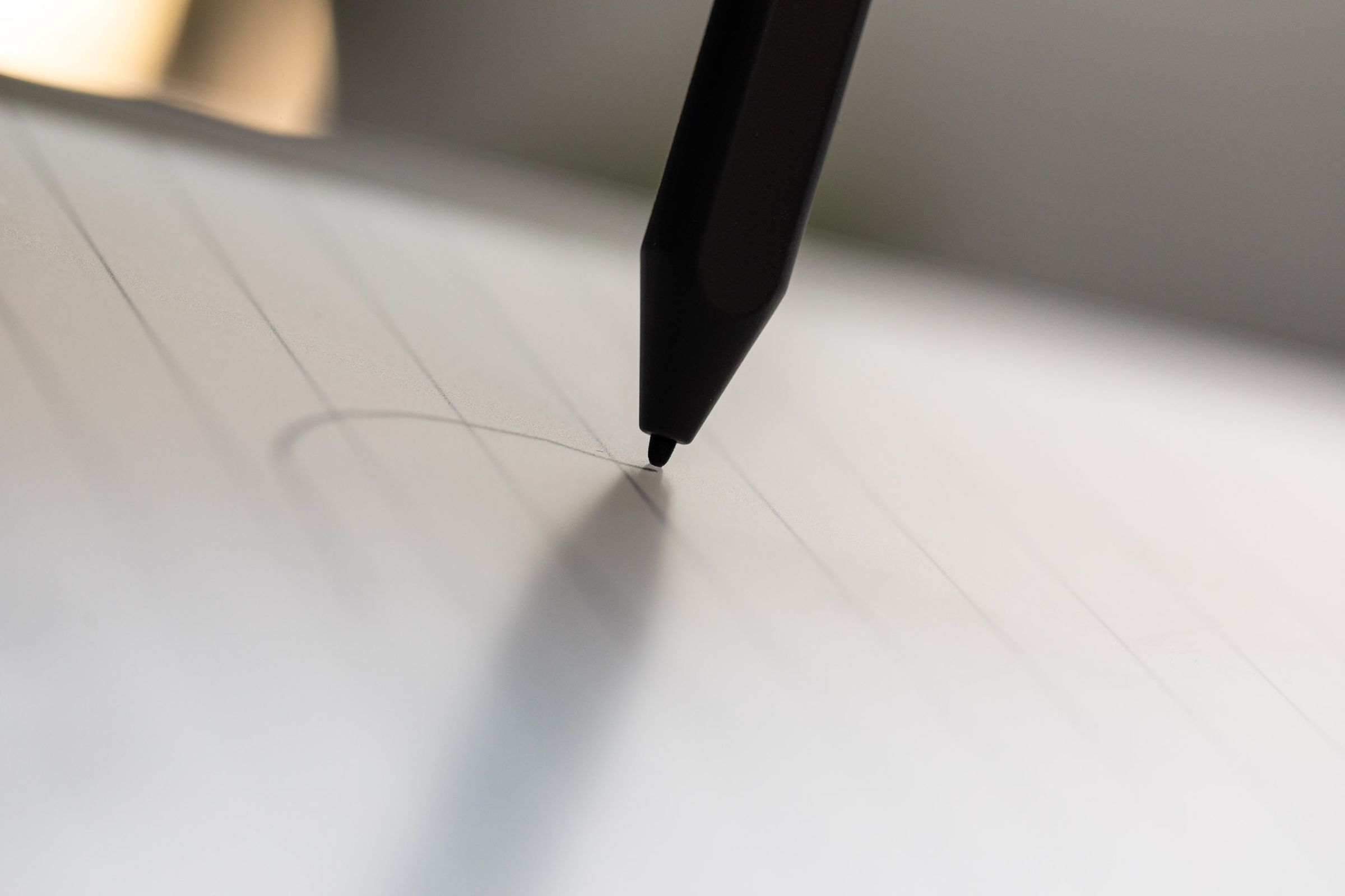 Um close-up da caneta tocando o vidro.