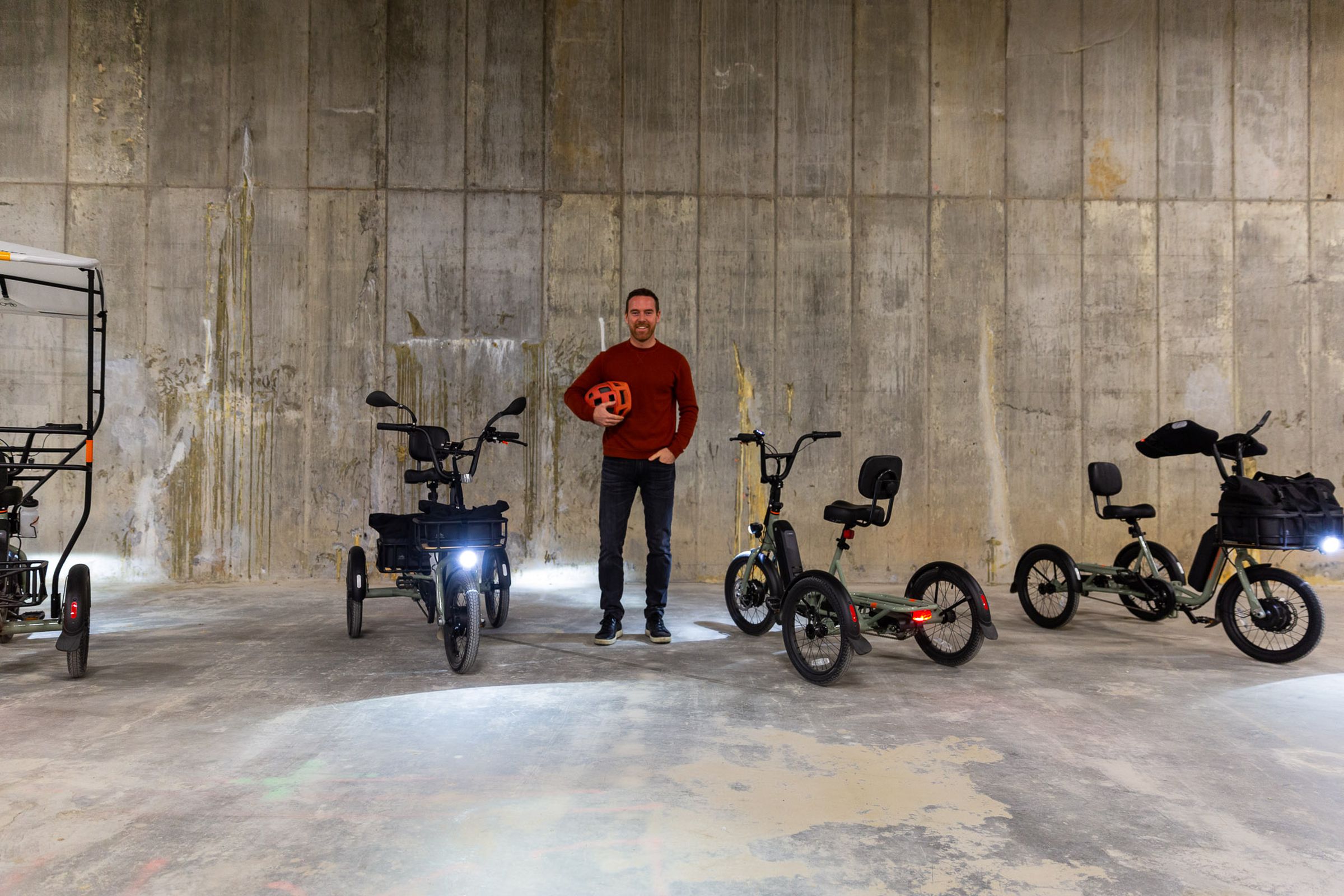 Rad Power Bikes'in kurucusu ve başkanı Mike Radenbaugh, yeni Rad Trike ile Rad Cave'de.