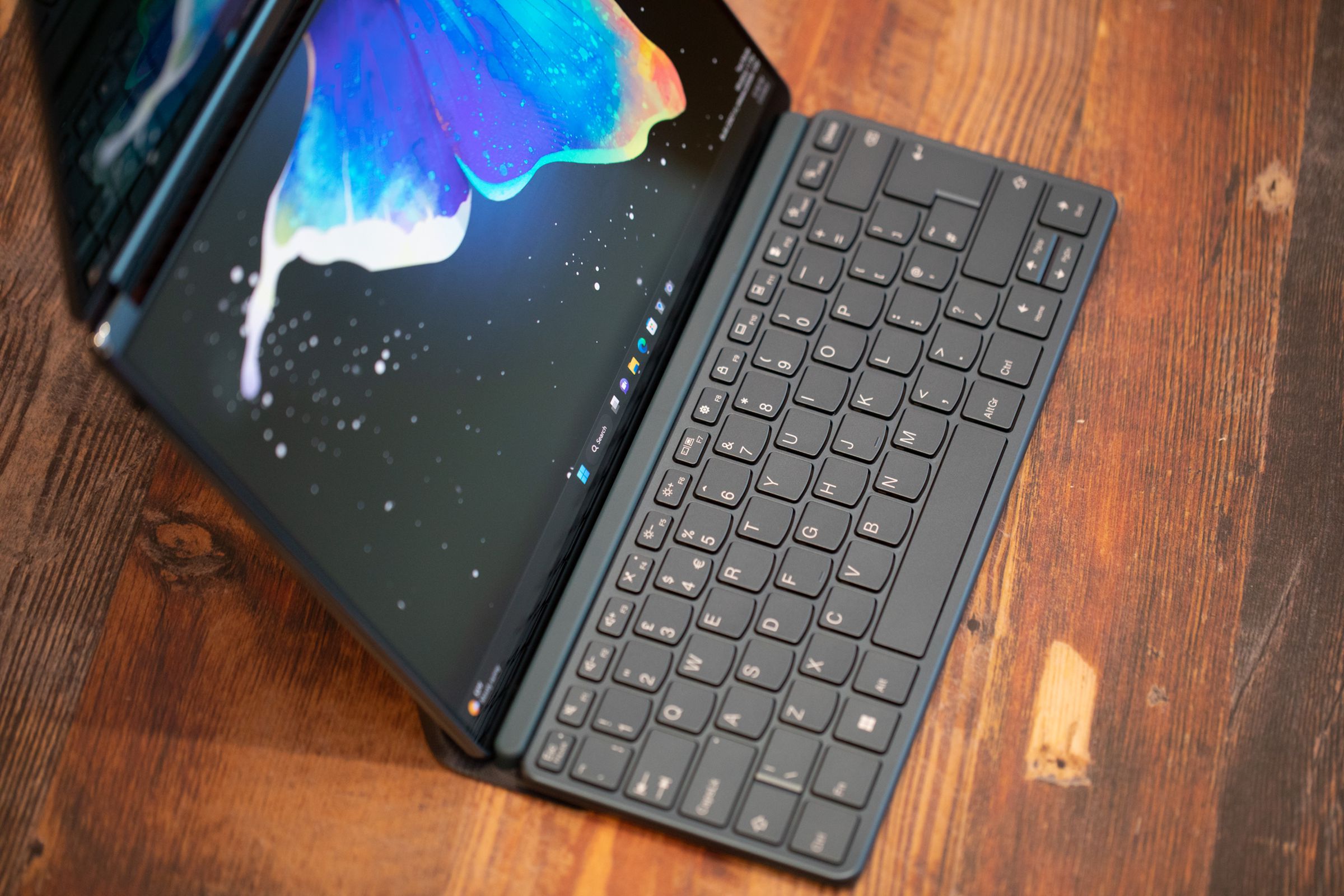 El teclado está conectado al Lenovo Yoga Book 9i en modo vertical.