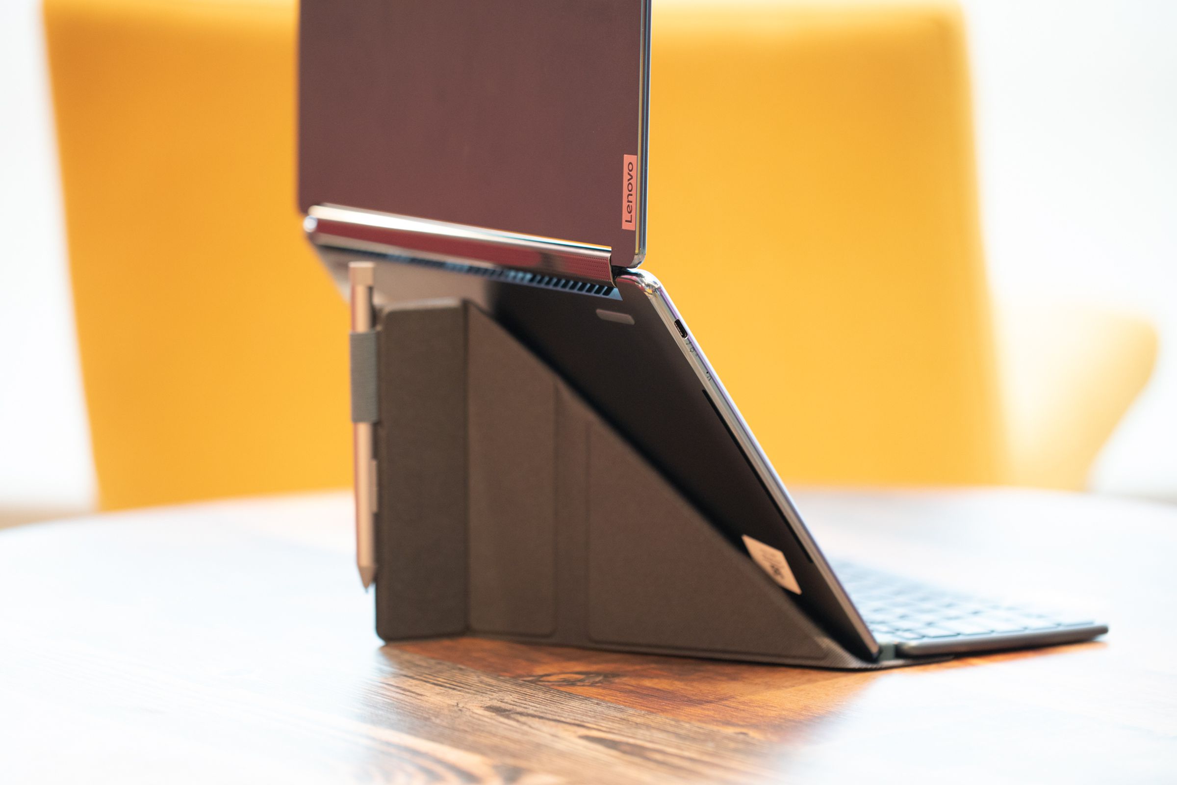 Der Stift auf der Rückseite des Ständers des Lenovo Yoga Book 9i.