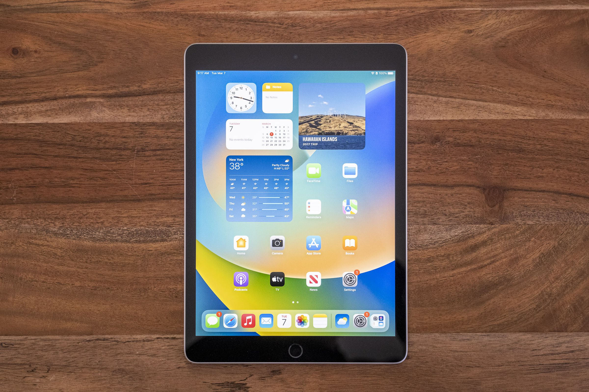 جهاز iPad من الجيل التاسع على طاولة خشبية يُنظر إليه من أعلى إلى أسفل
