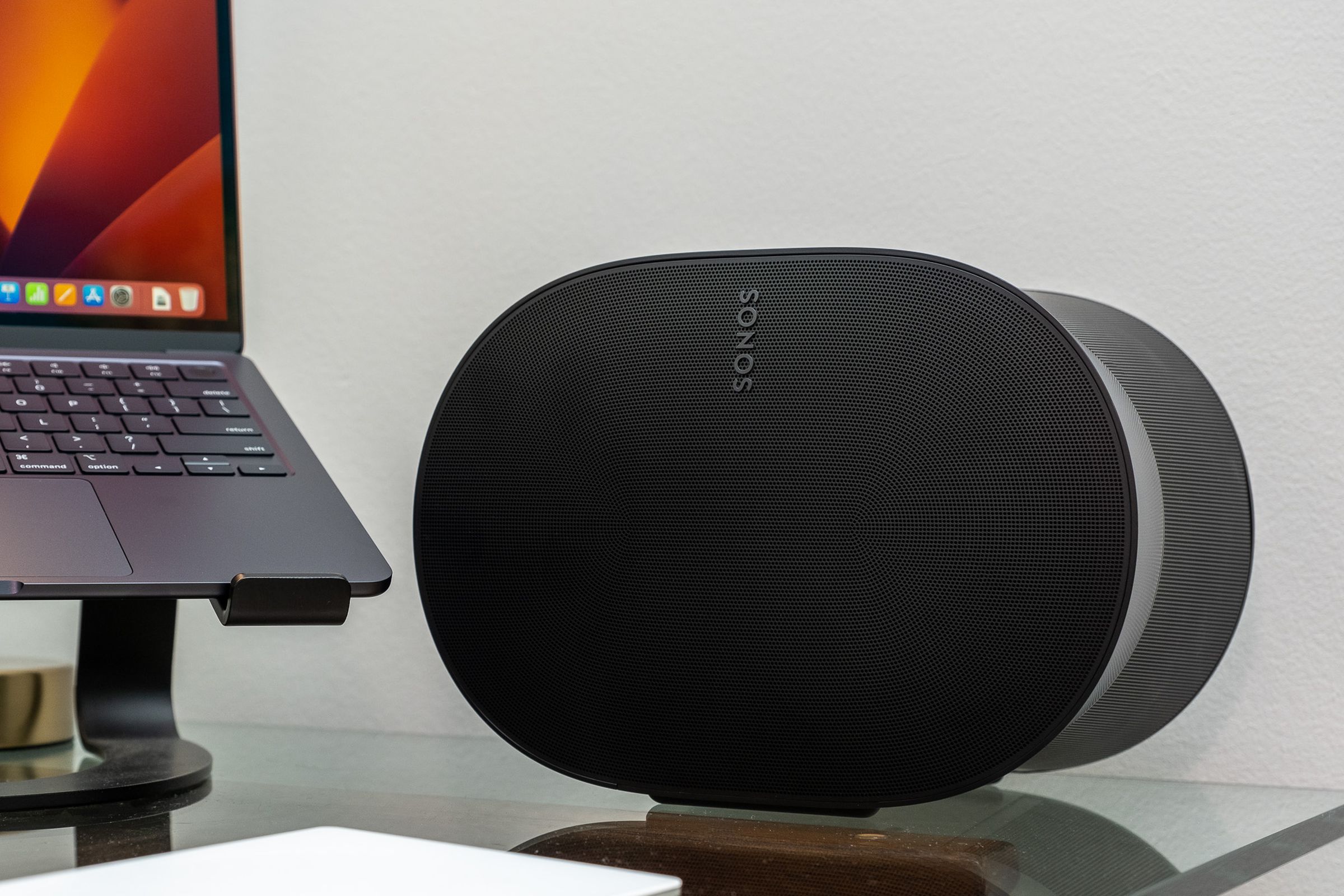 A photo of the Sonos Era 300 speaker on a home office desk.