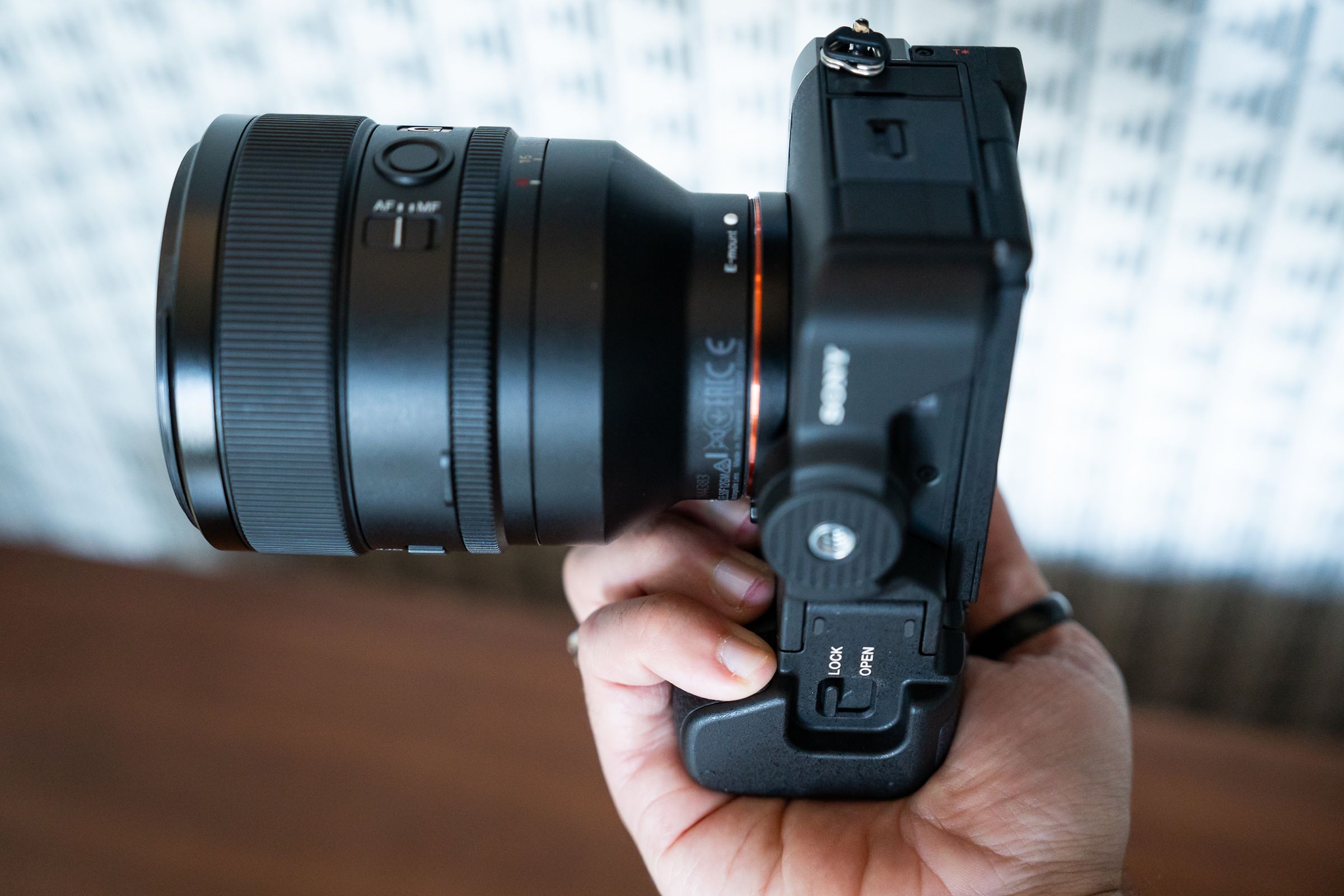 Rejoice! For the A7C R’s included handgrip may make the camera taller, but it doesn’t leave your pinky finger hanging at all.