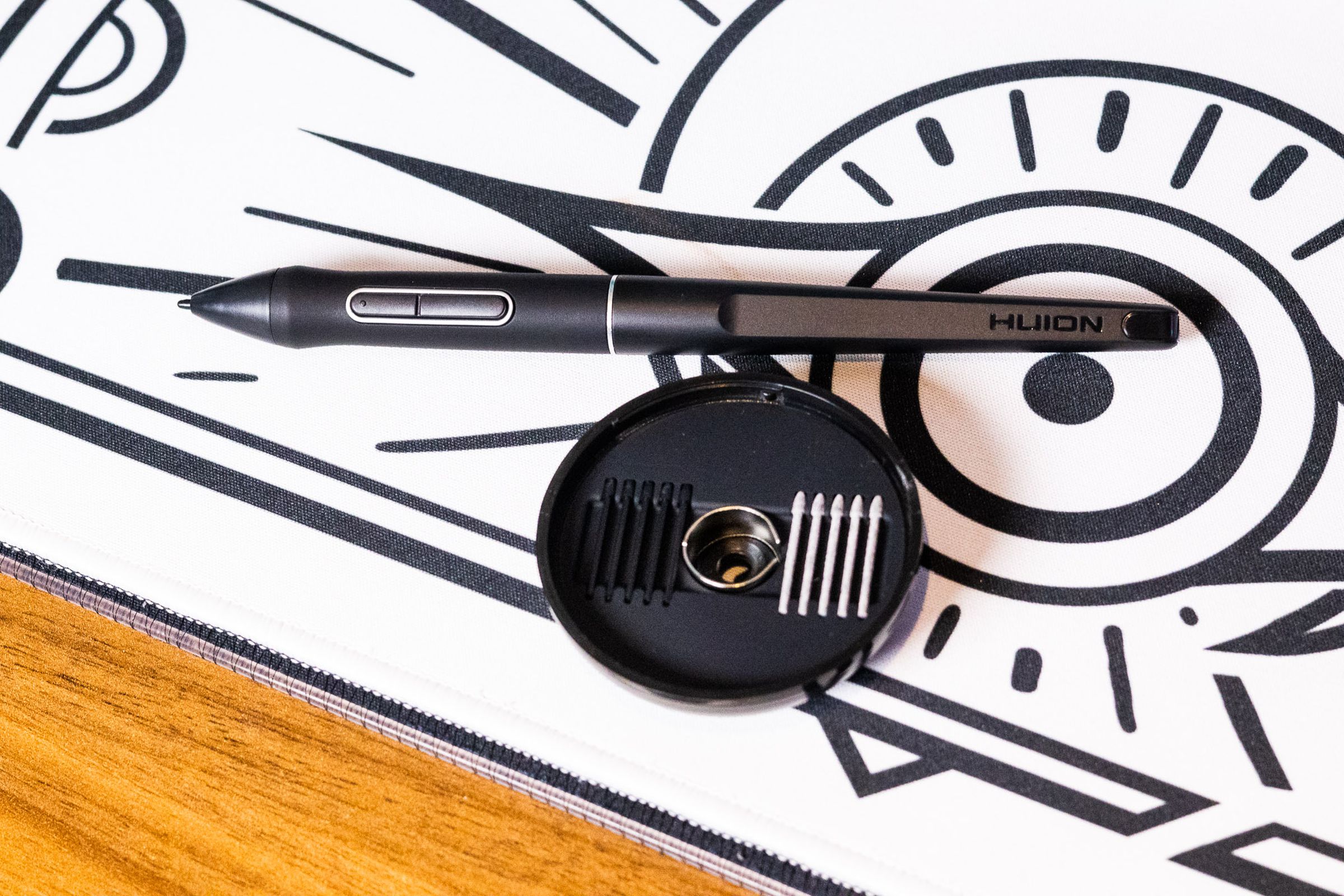 The stylus and donut-style pen stand for the Huion Kamvas Pro 16 (2.5k)