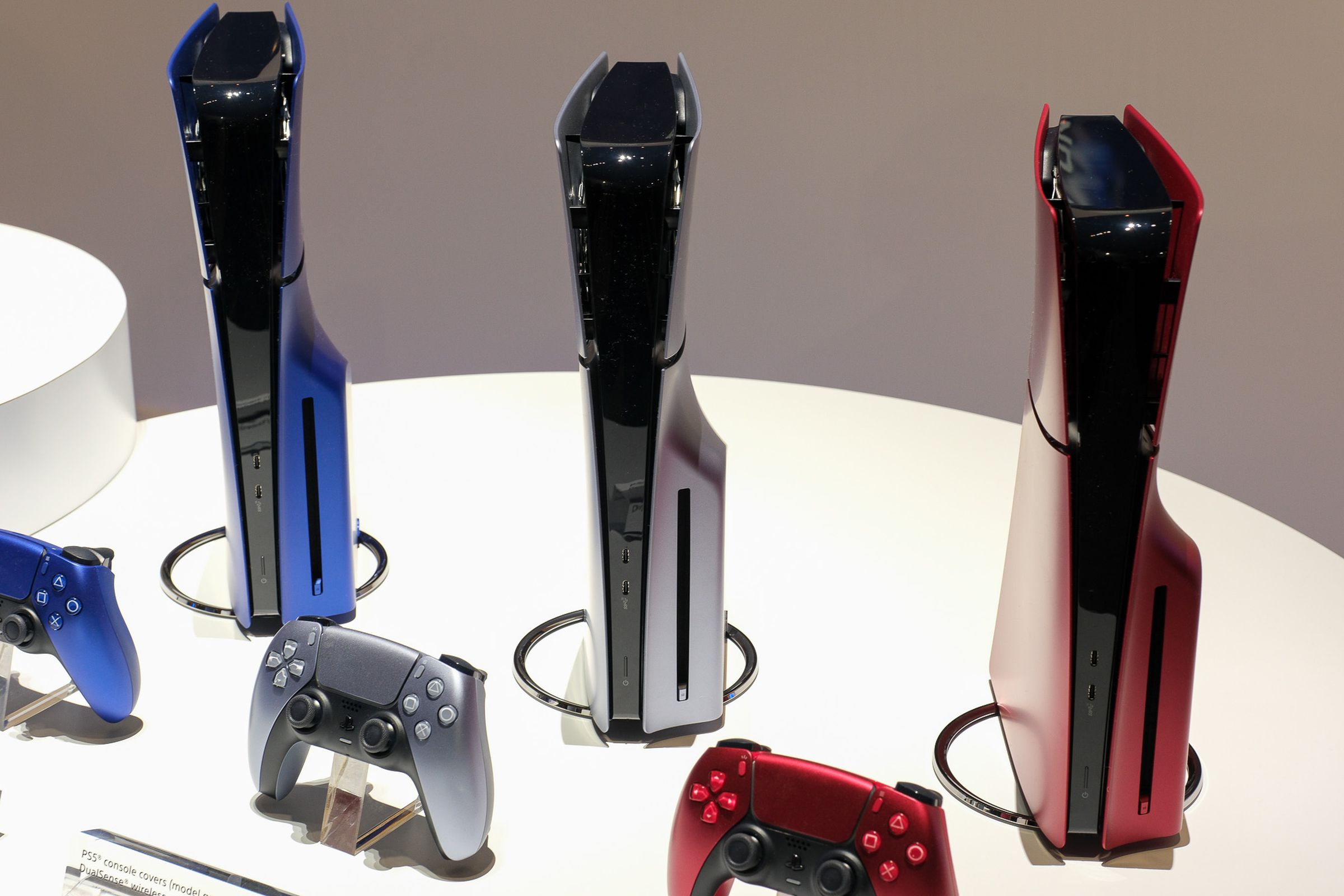 Φωτογραφία του PS5 Slim από τη Sony σε διάφορα χρώματα στη CES 2024.