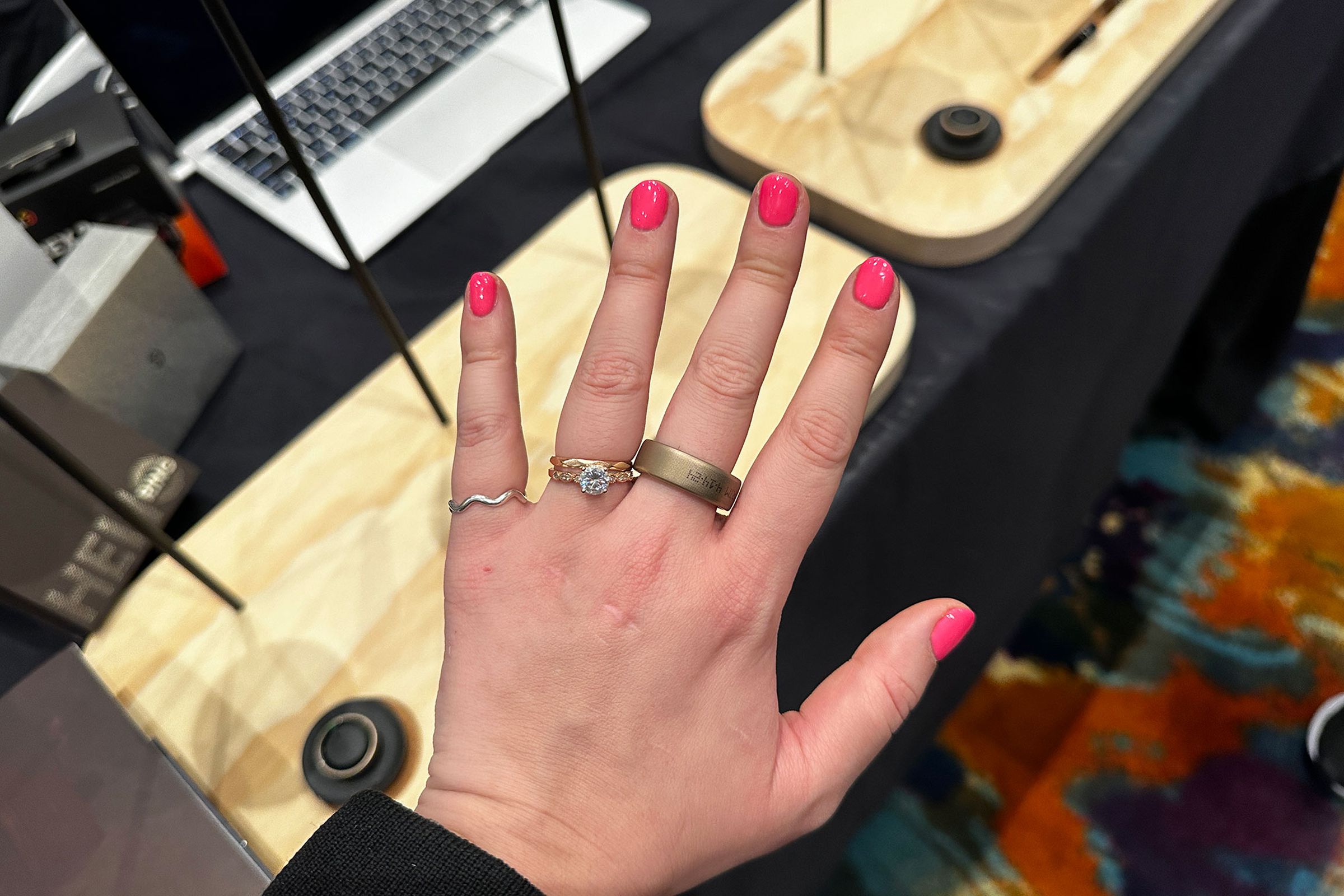 Person wearing Amazfit Helio Ring on middle finger