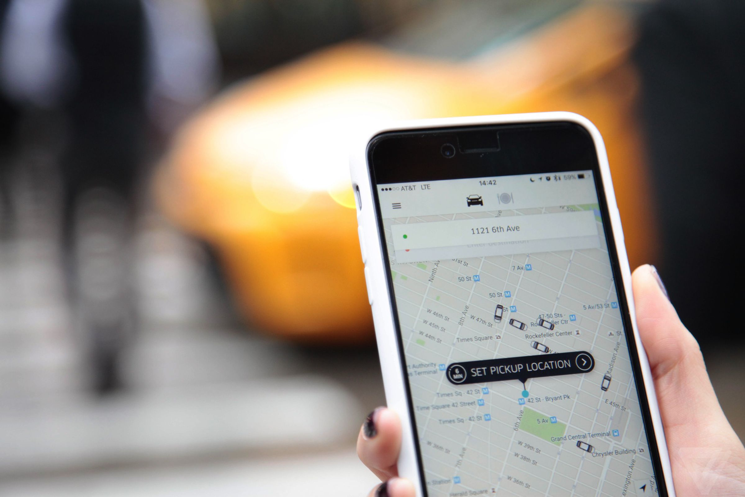 Заказать такси через телефон. Приложение для вызова такси. Смартфон с приложением такси.