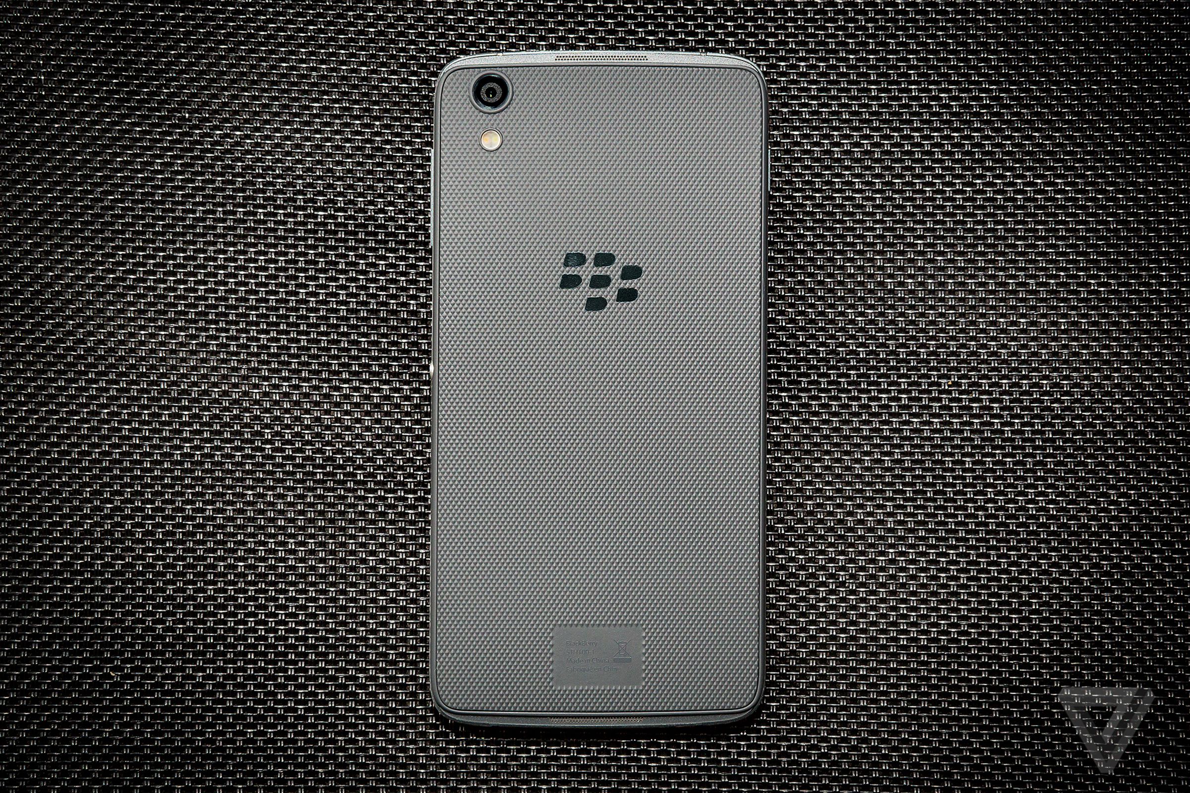 BlackBerry DTEK50 review rear