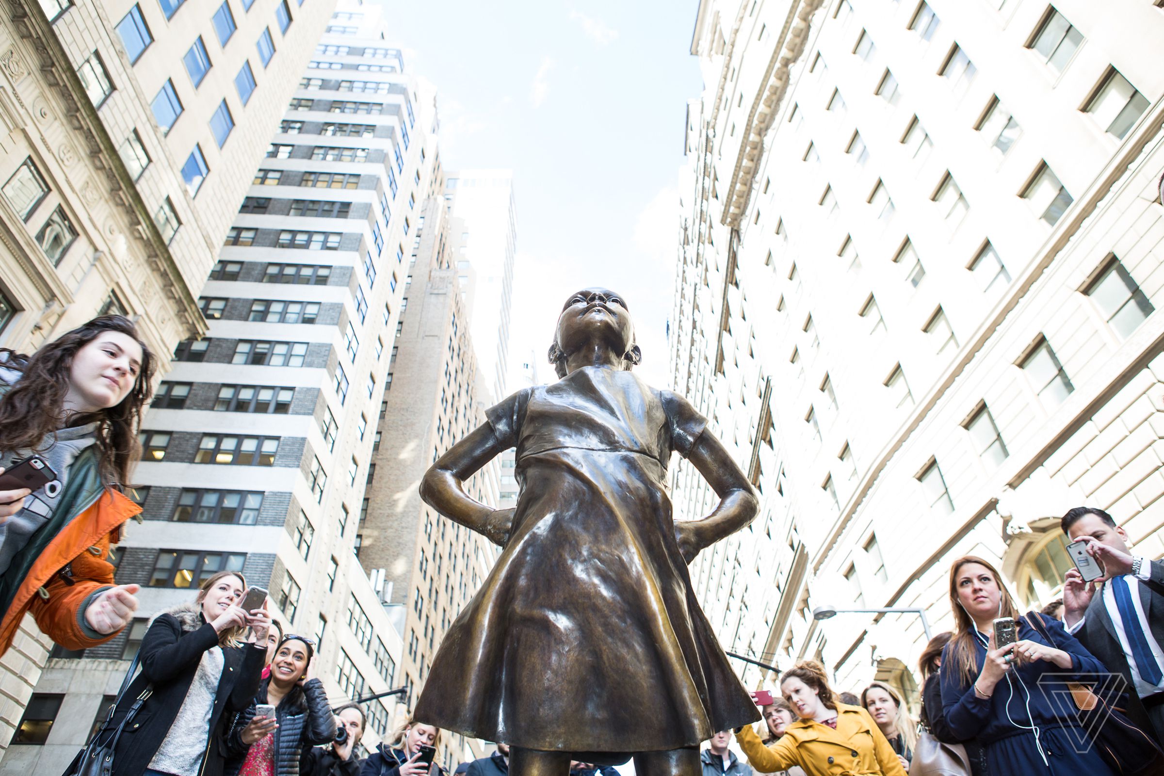 the fearless girl statue on wall street in NYC