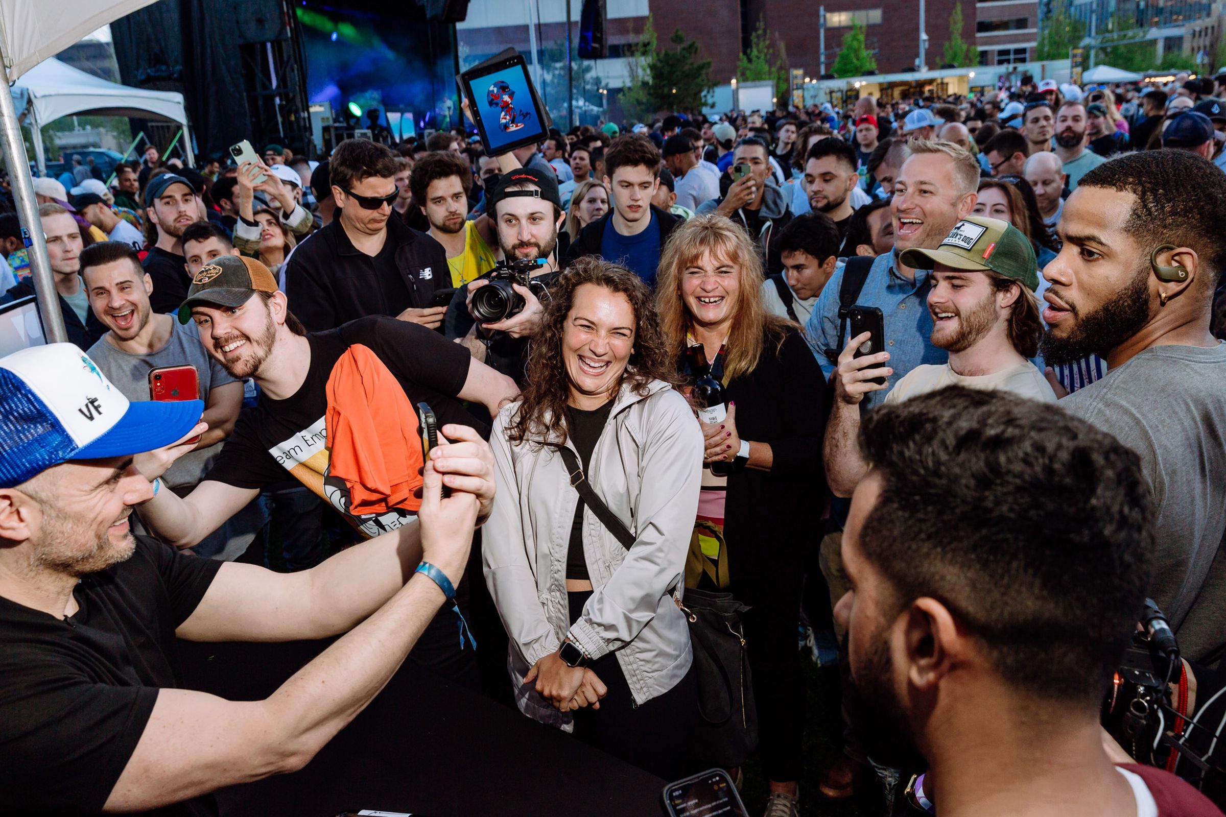 Gary Vaynerchuk (left) spent hours taking selfies with fans.