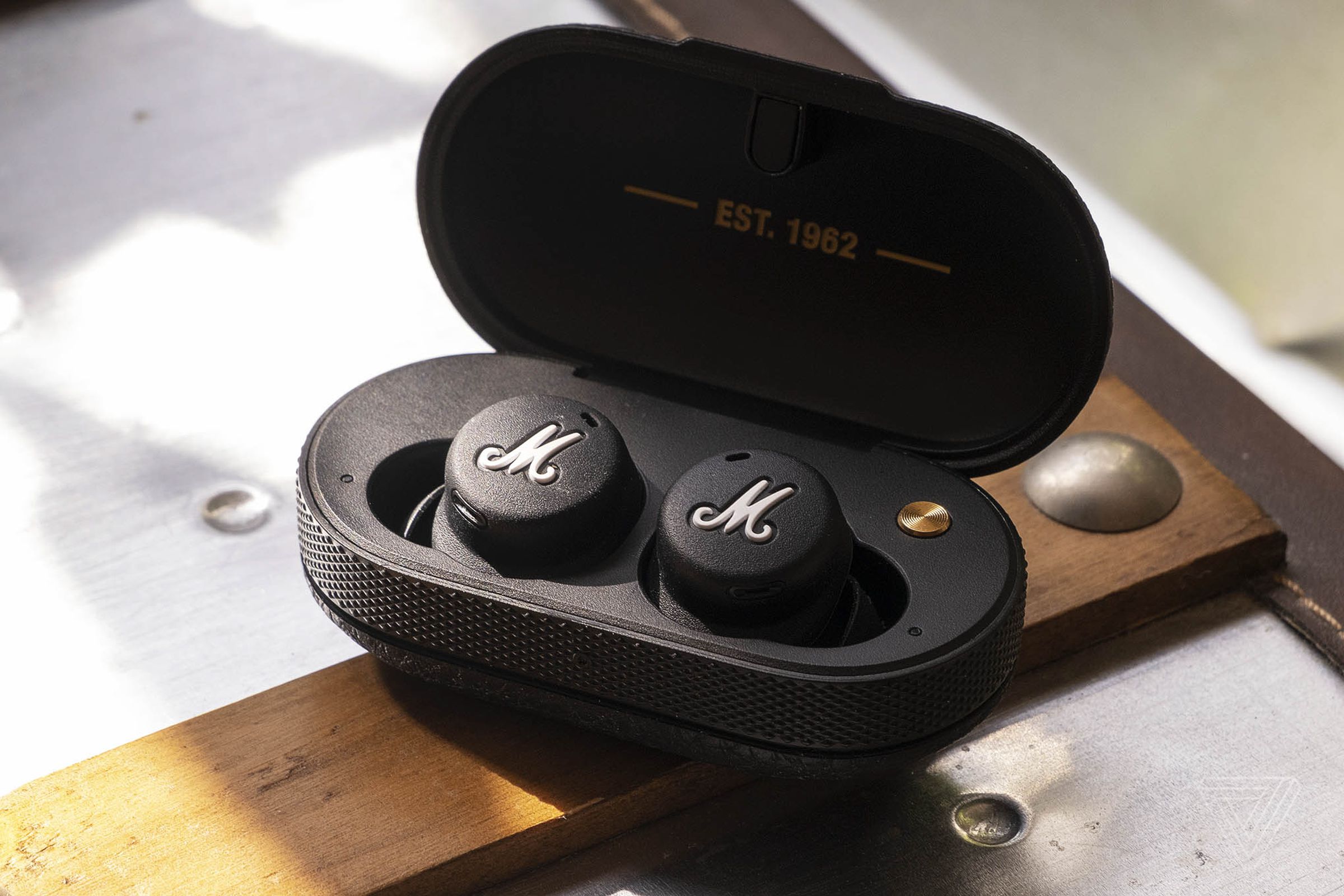 There are separate LEDs to show charge status for both earbuds and the case.