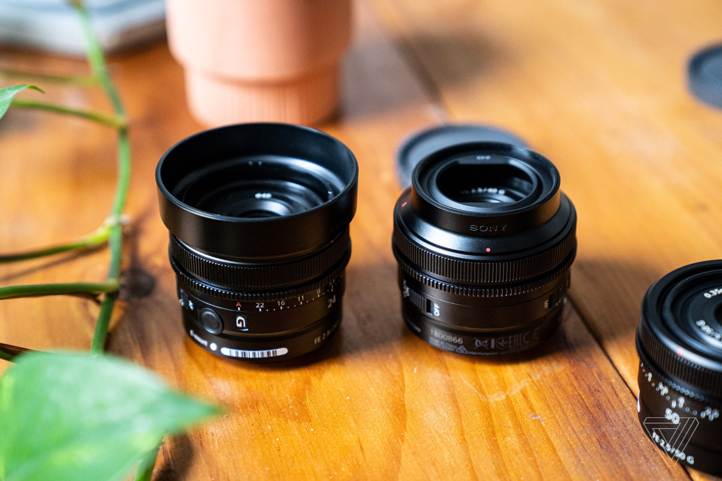 The 40mm and 50mm lens hoods have filter threads on both the lens and the lens hood for easy mounting.