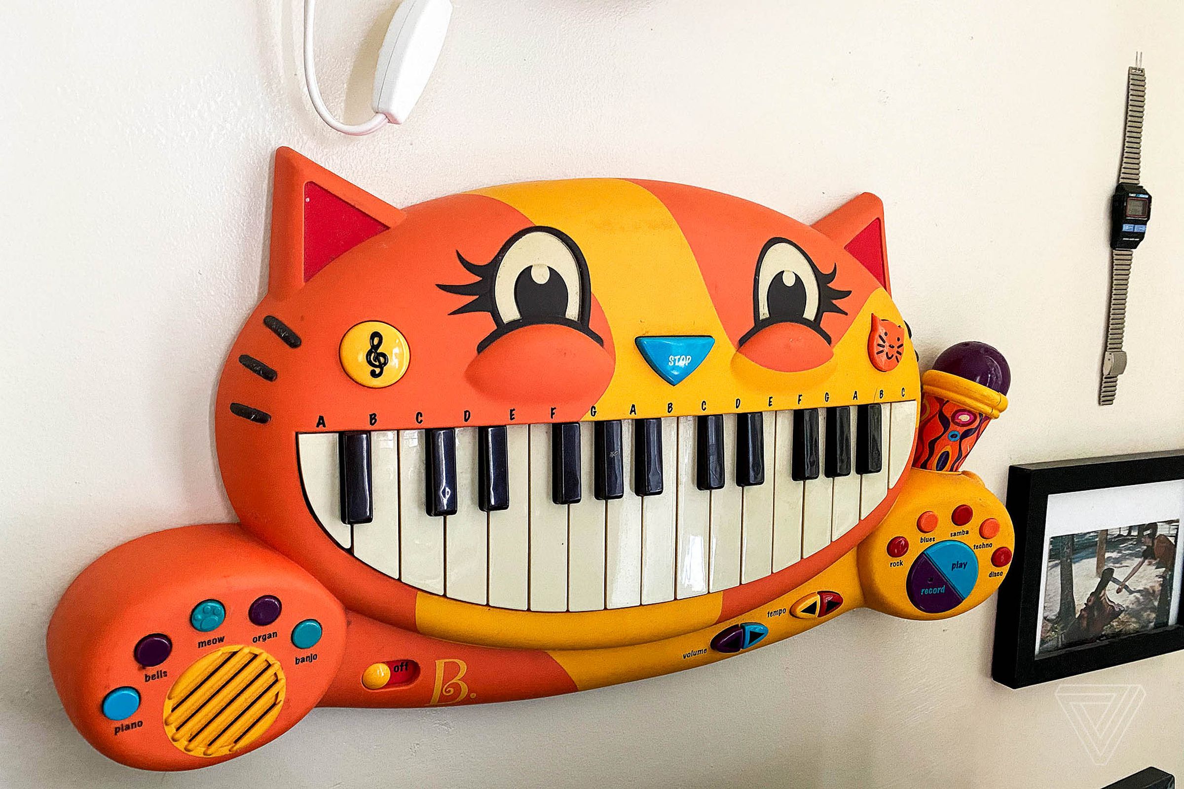 A cheerful cat piano.