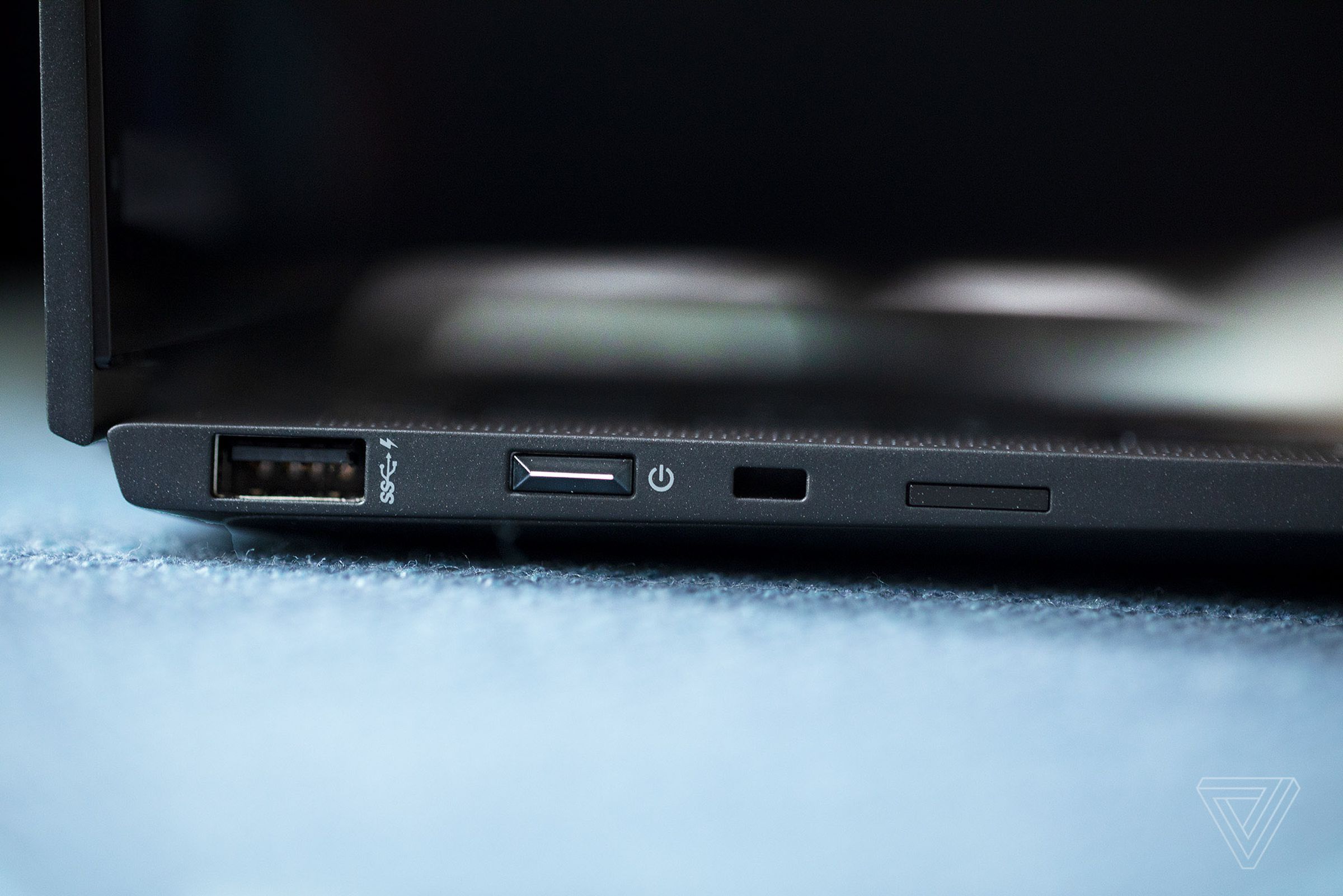 Ports on the right side of the HP Elite Dragonfly Max.