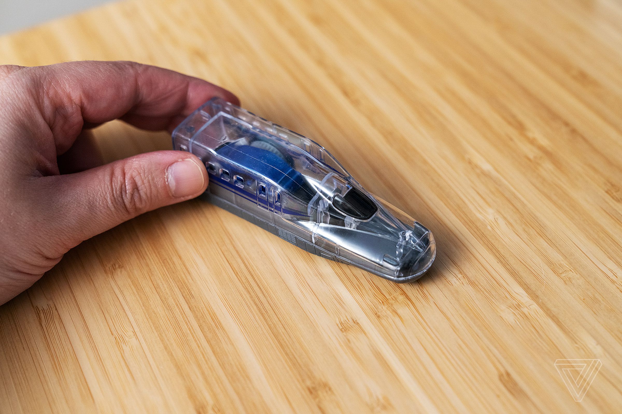 This desktop cleaner is modeled after a Japanese shinkansen bullet train.