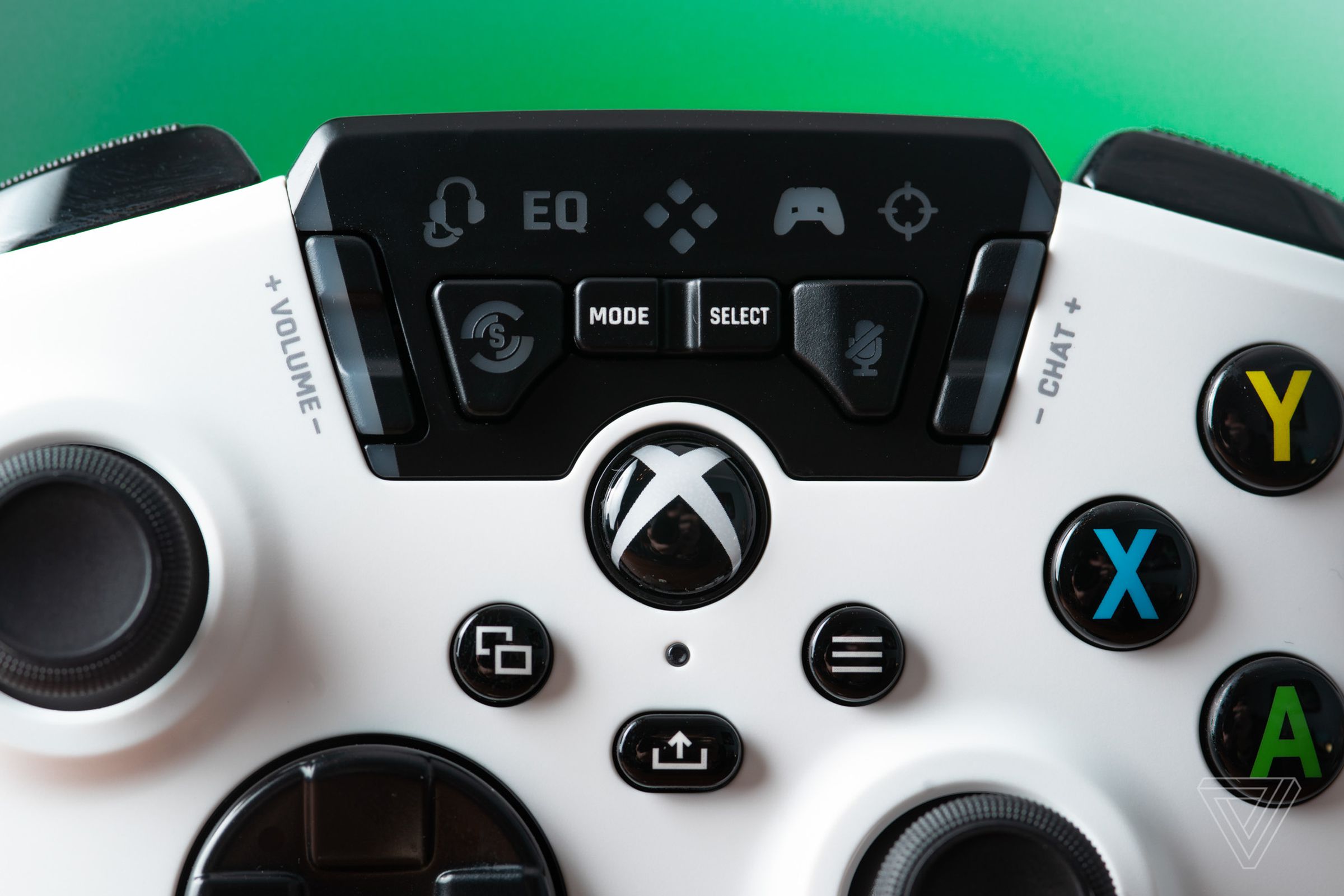 A closeup of the button cluster for audio controls on the face of the Turtle Beach Recon controller.