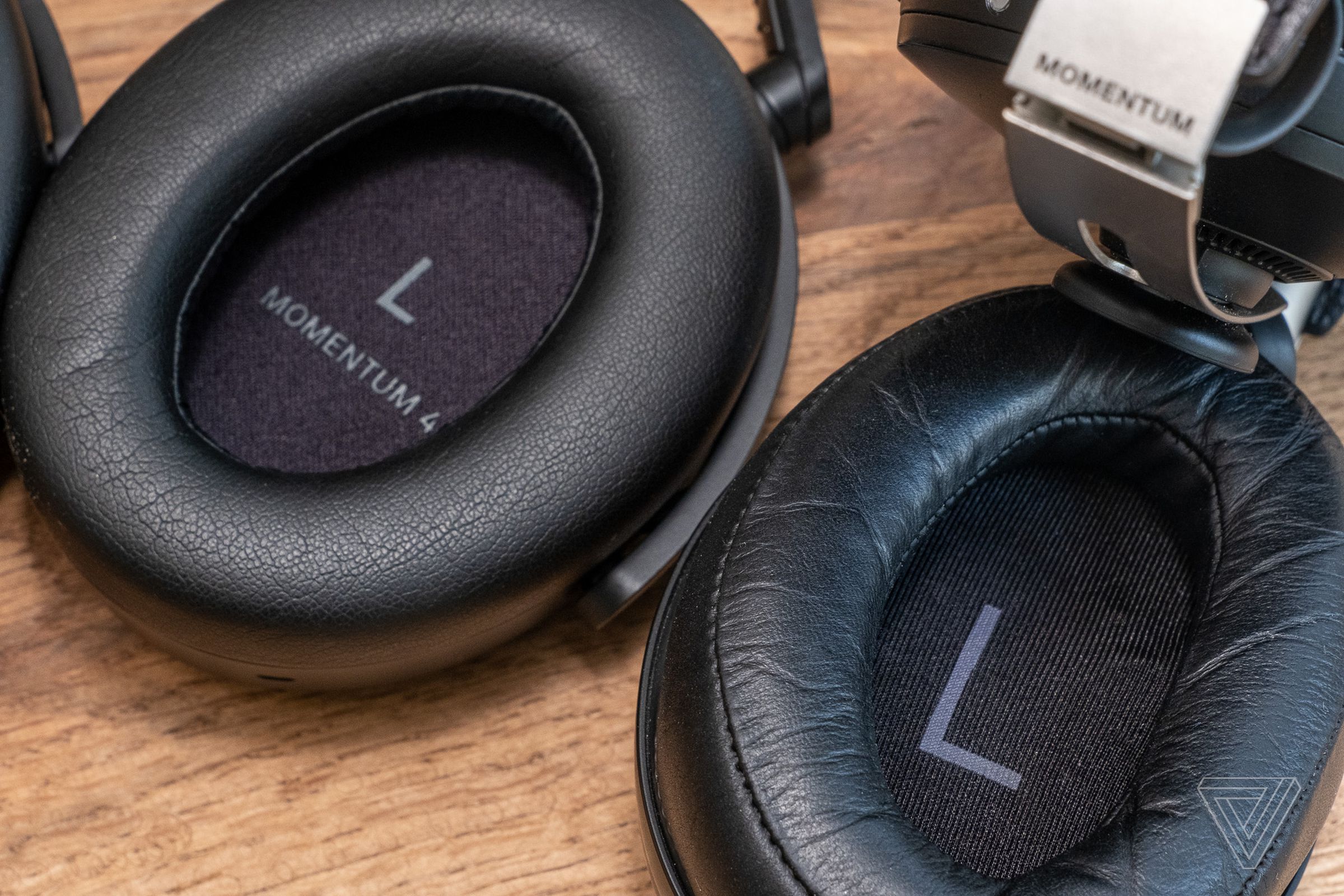 The deep-cushioned ear pads now use artificial PU leather.