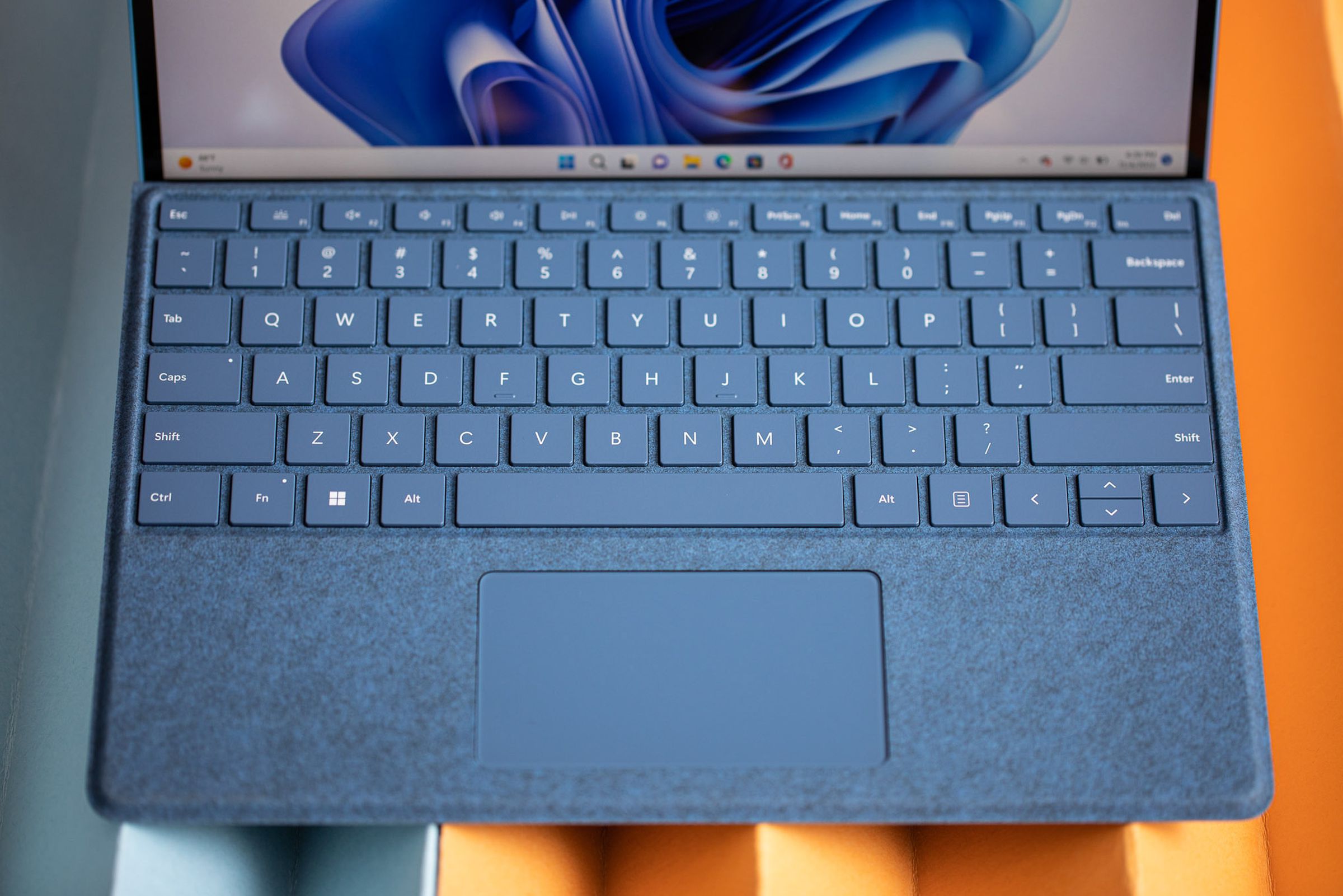 Yukarıdan görülen Surface Pro 9 klavye.