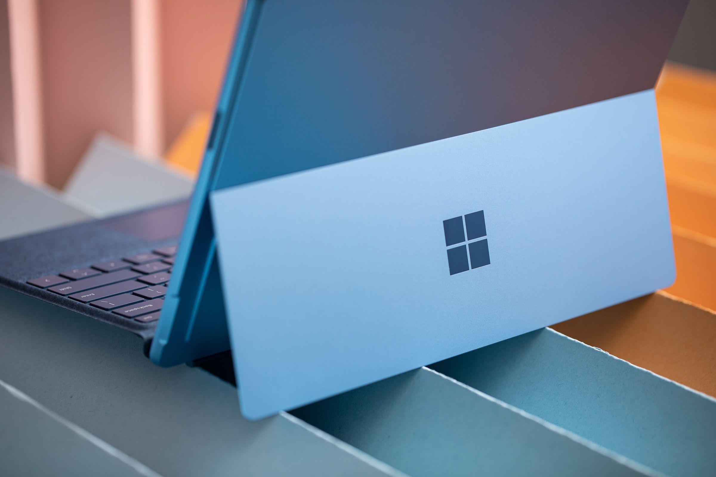 Arkadan görülen dizüstü bilgisayar modundaki Surface Pro 9.