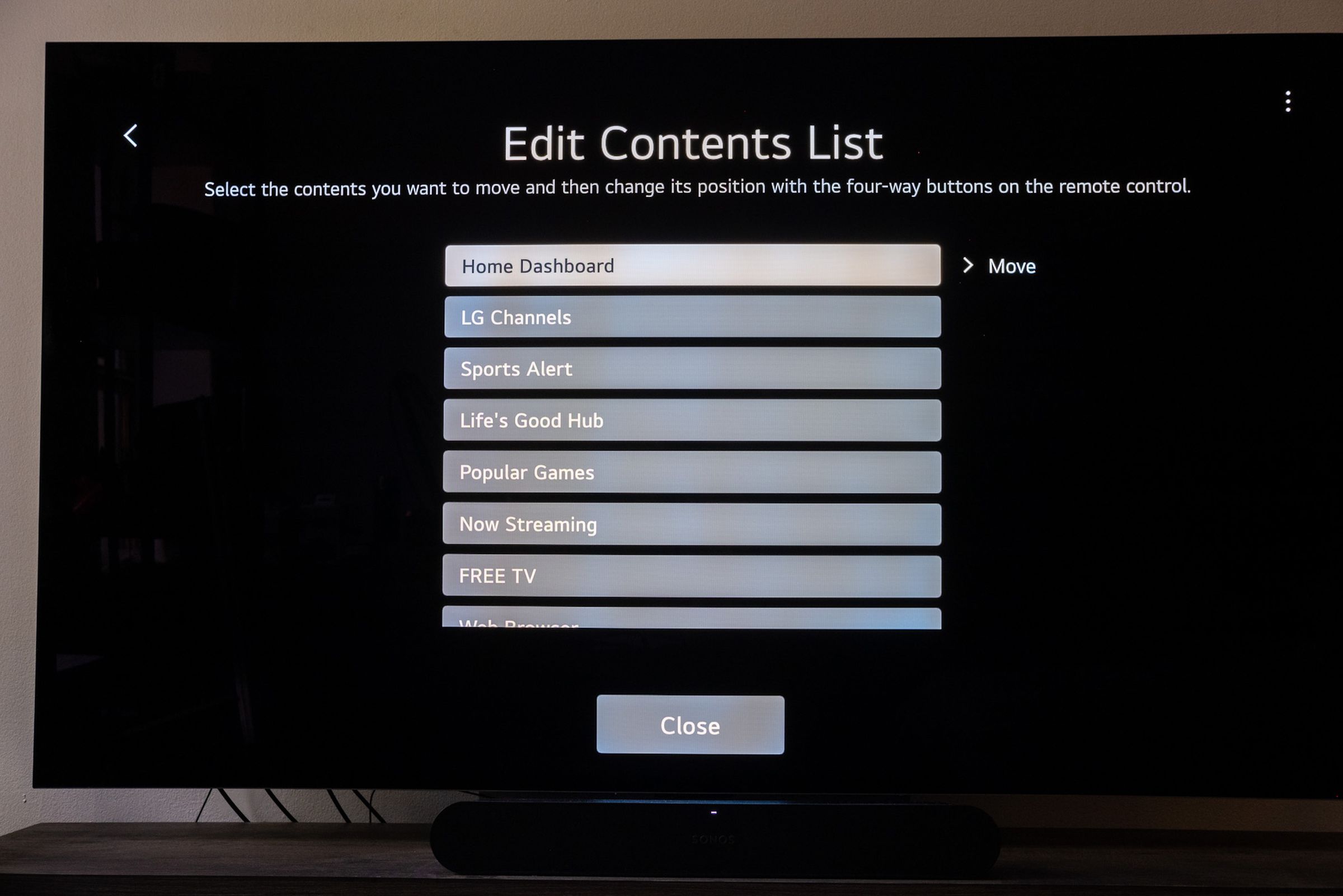 LG'nin C2 OLED TV'sindeki farklı ana ekran bölümlerinin fotoğrafı.