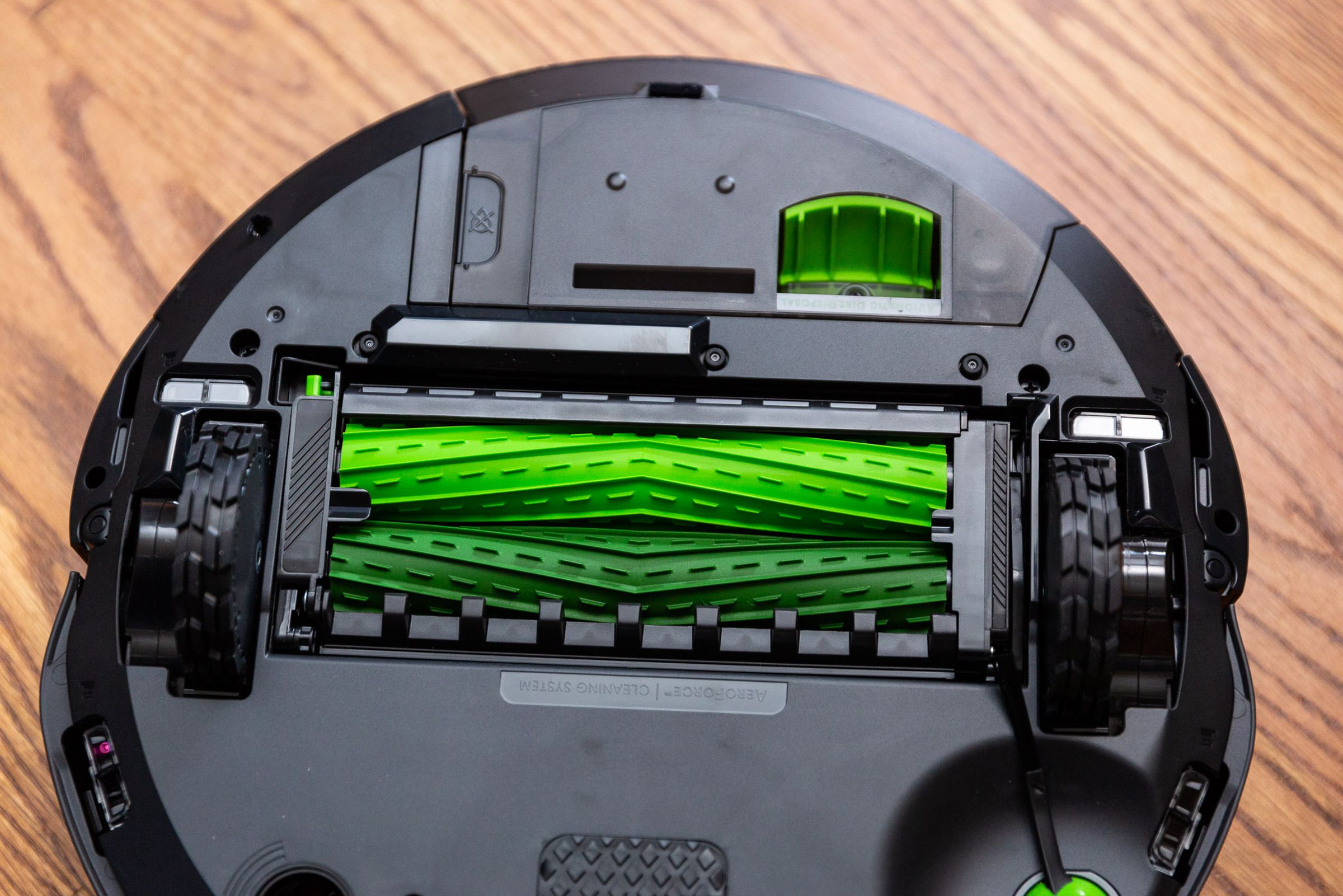 Roomba Combo J7'nin alt tarafı, çift yeşil zemin silindirini gösteriyor.