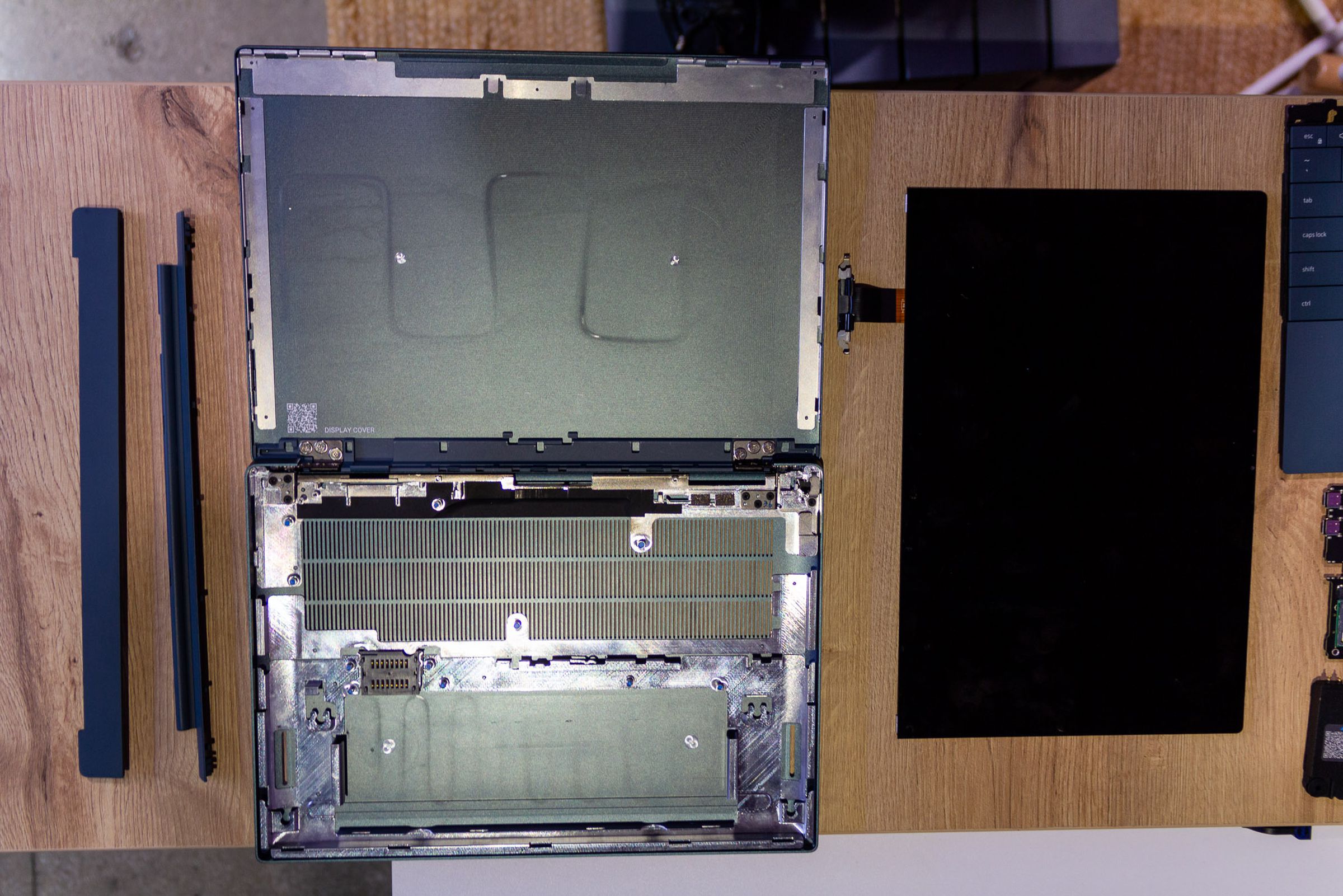 The Dell Concept Luna case disassembled.