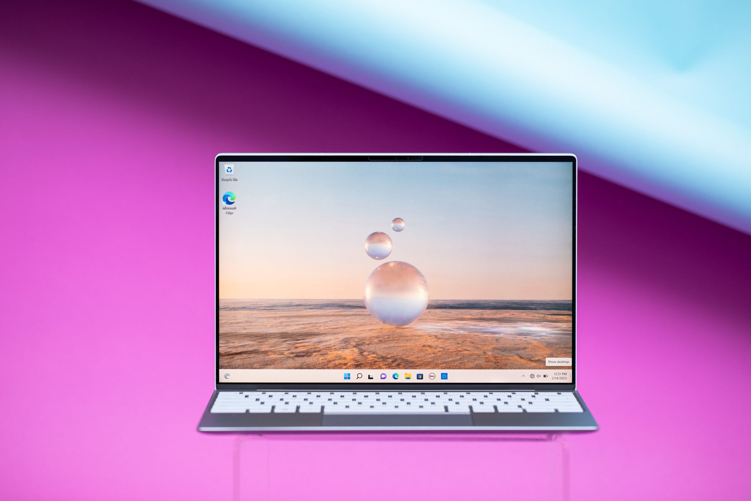 The Dell XPS 13 seen from the front, displaying a desktop background with three bubbles.