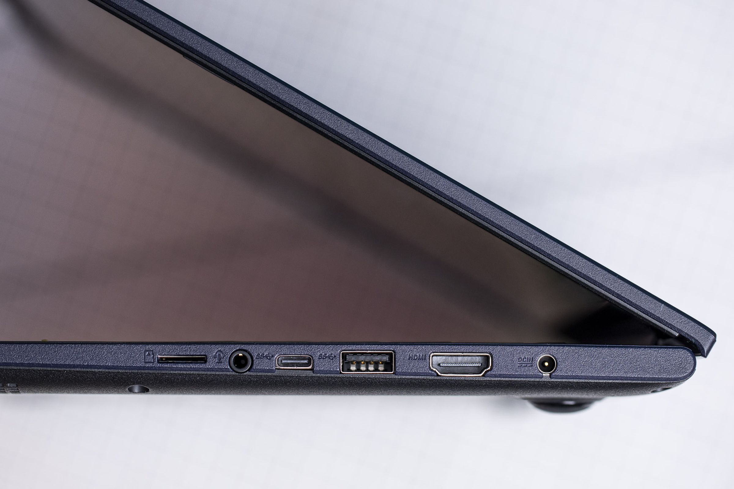 Ports on the right side of the Asus Vivobook 15.