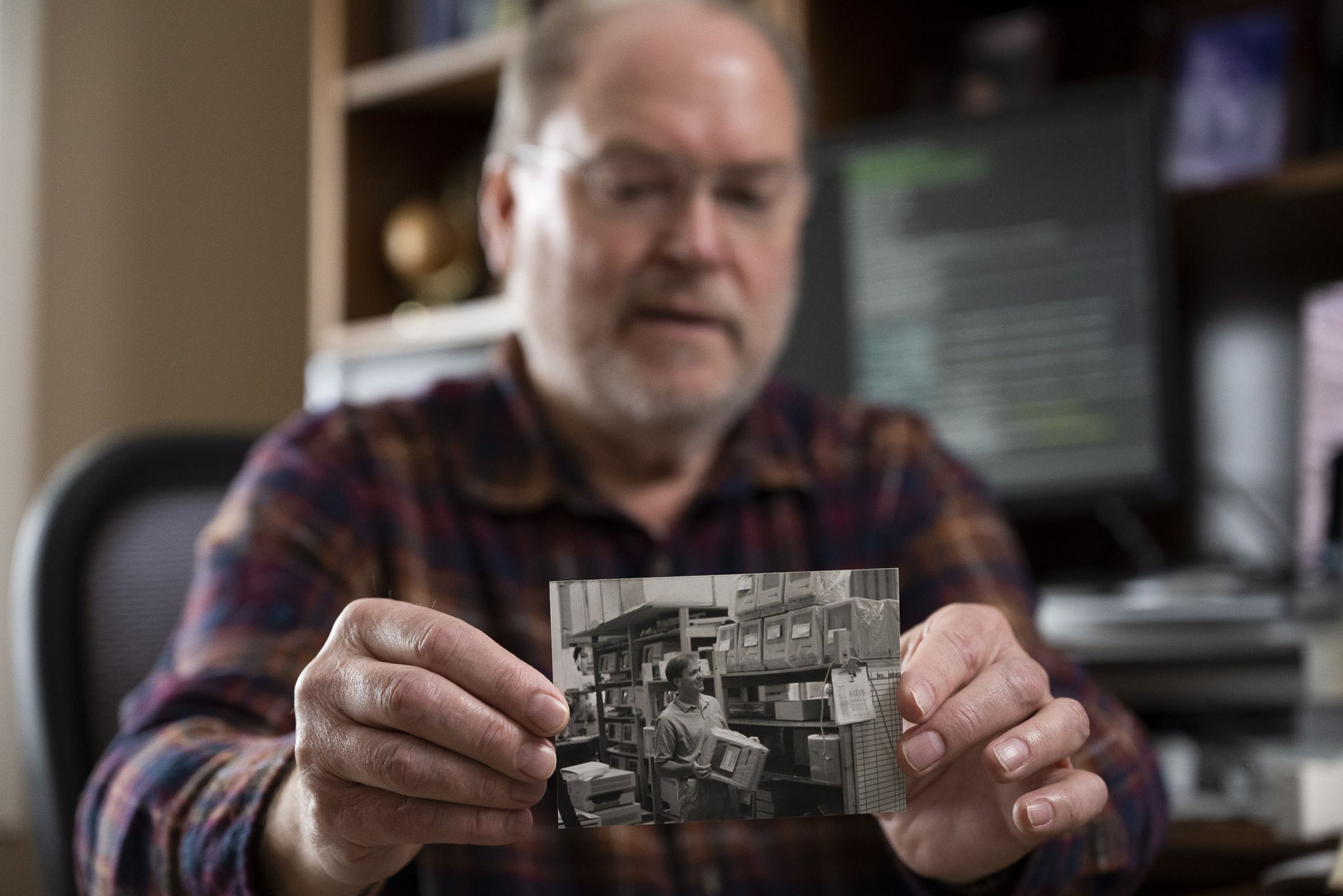 Bob Cook tiene in mano una sua vecchia fotografia