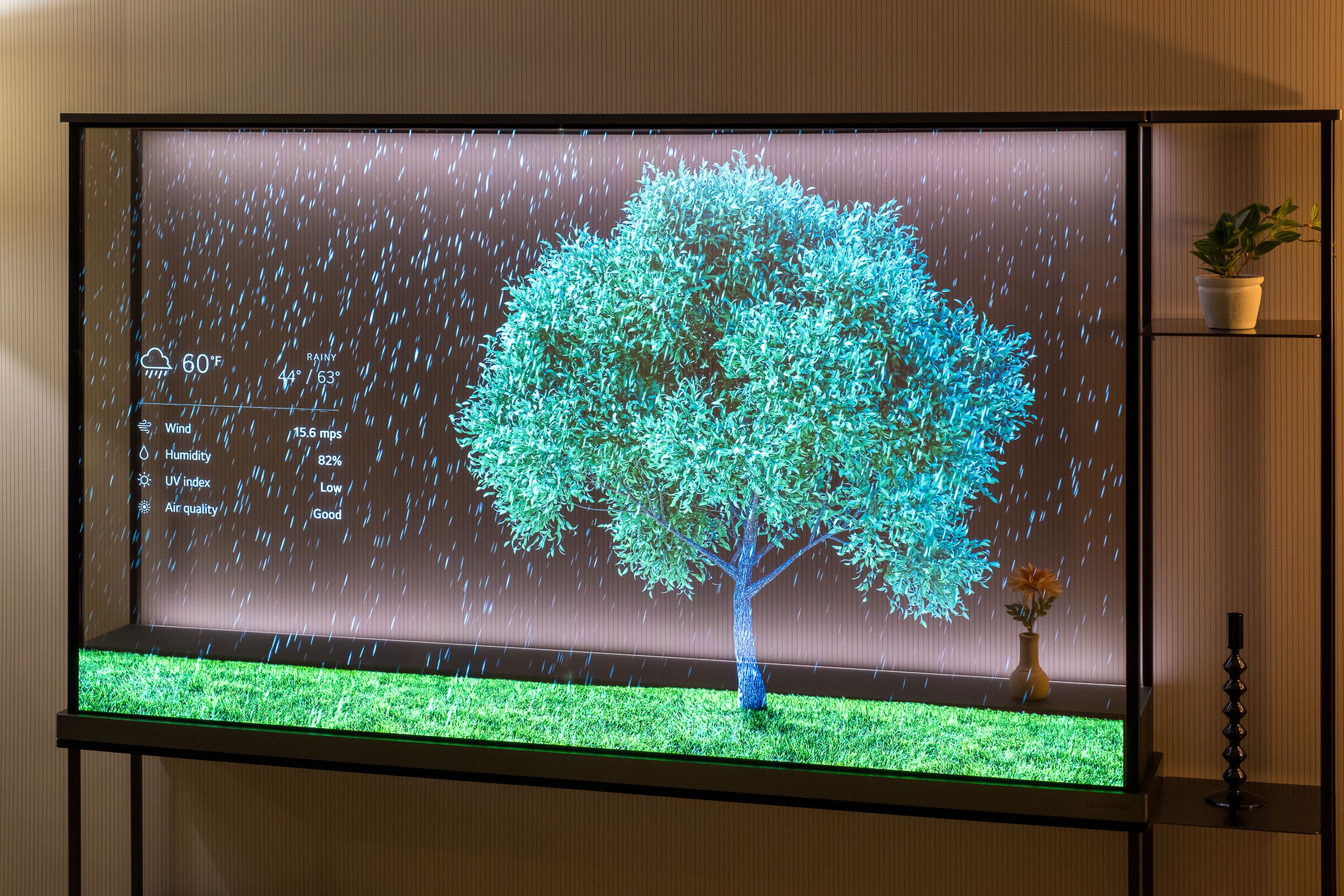 LG'nin şeffaf OLED TV'sinin fotoğrafı.
