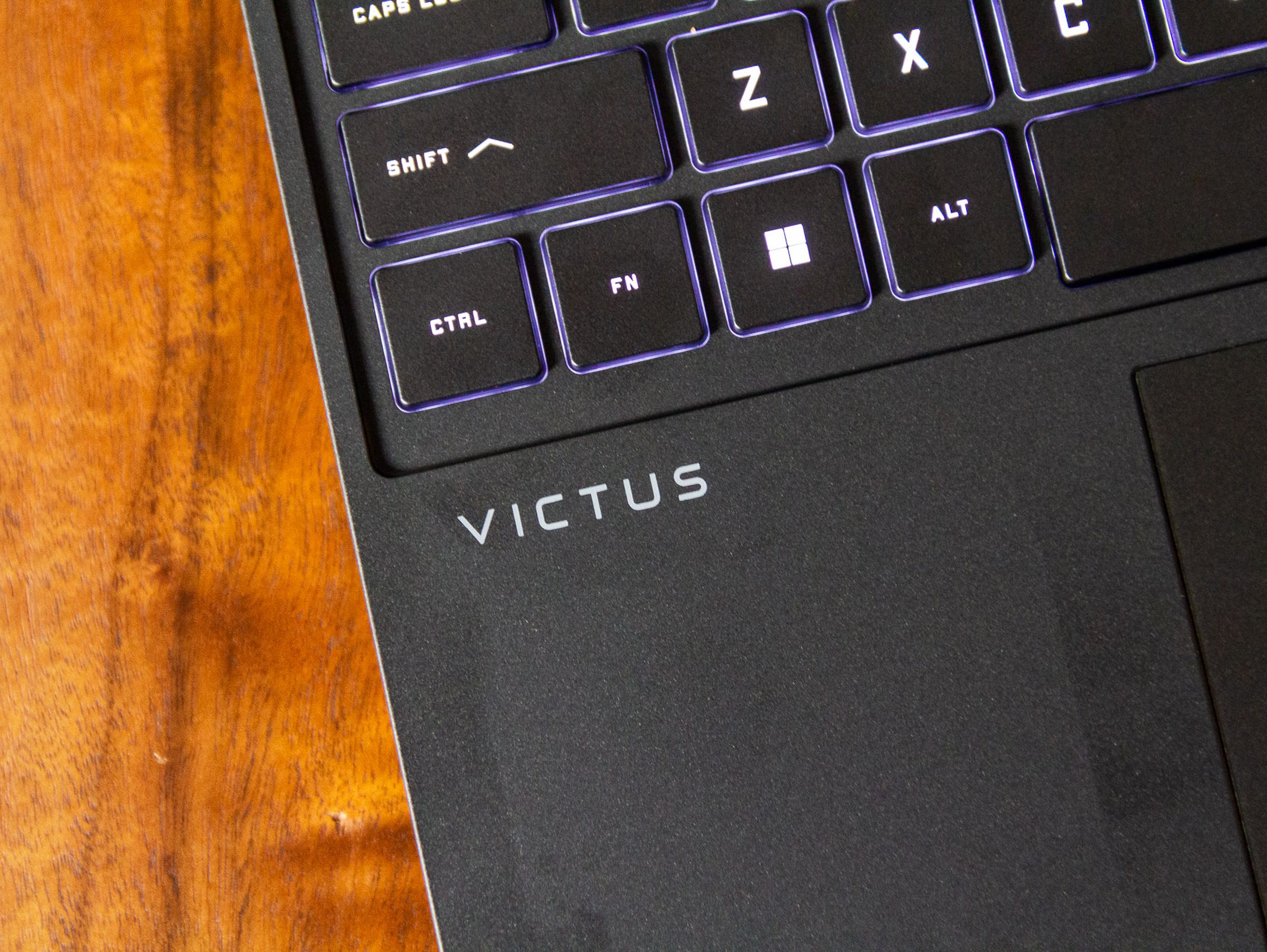 HP Victus 15'in klavye bölmesindeki Victus logosu.