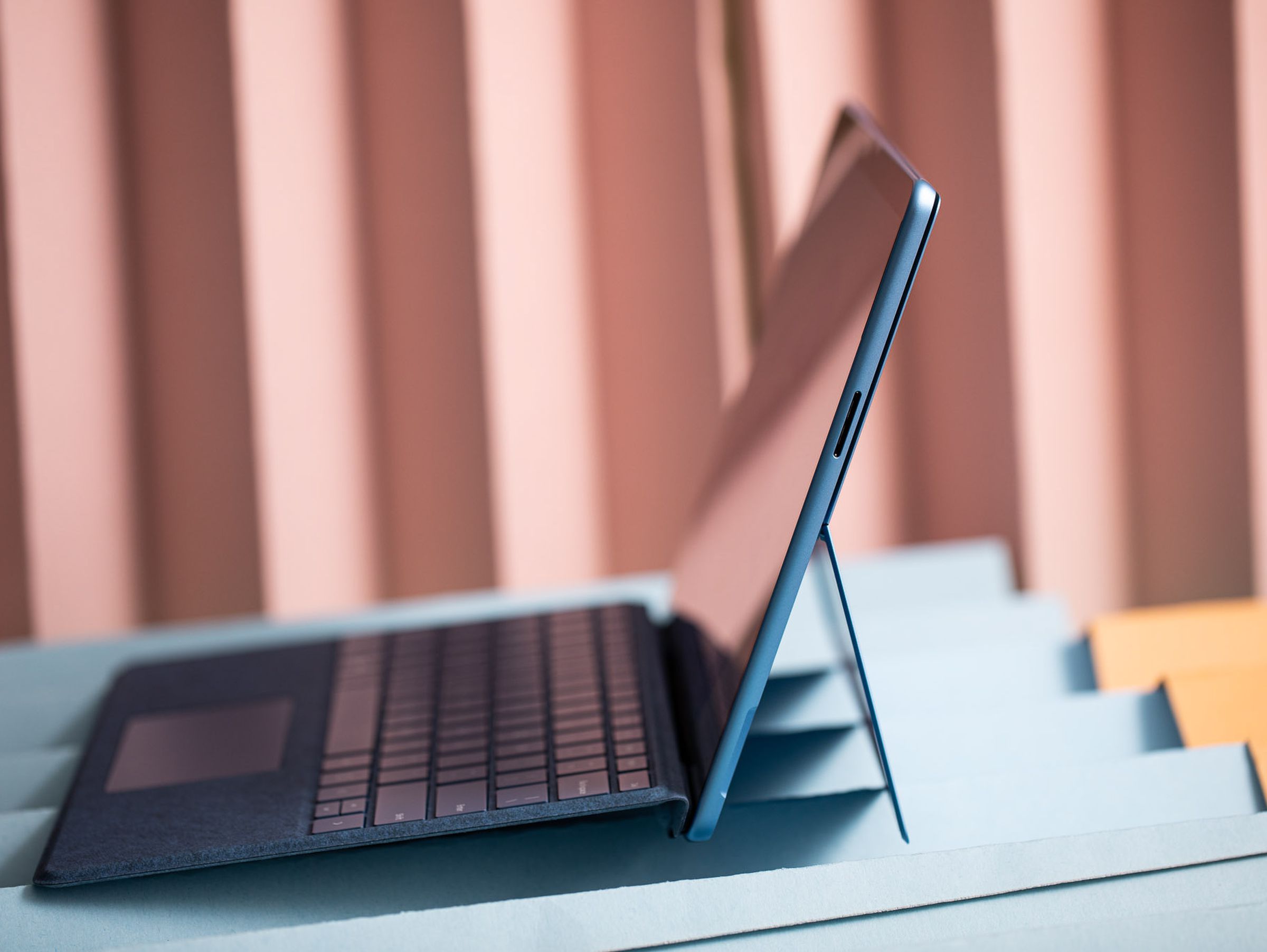 Sol taraftan görülen dizüstü bilgisayar modundaki Surface Pro 9.
