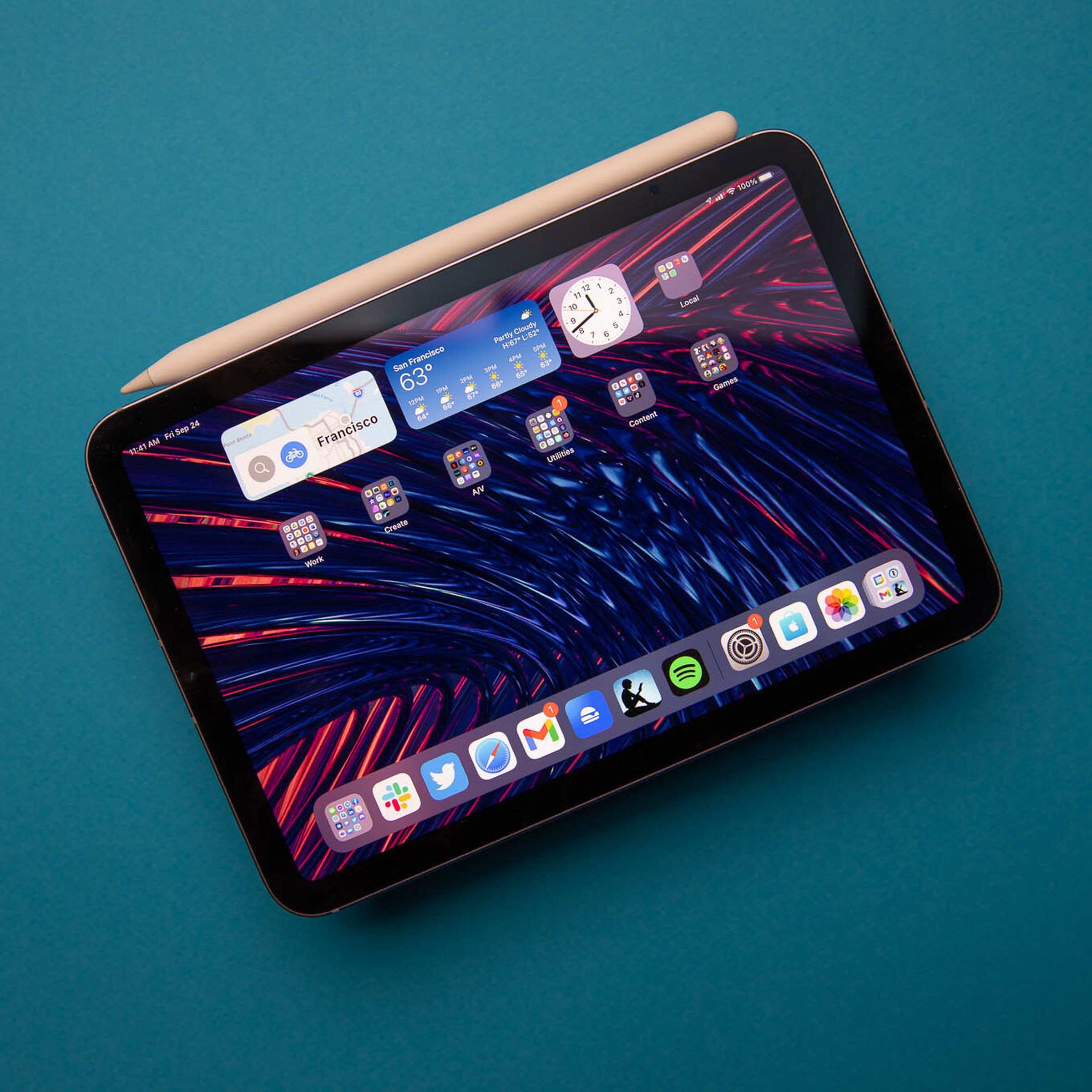 Photo of the 2021 iPad mini with attached second-generation Apple Pencil on blue background