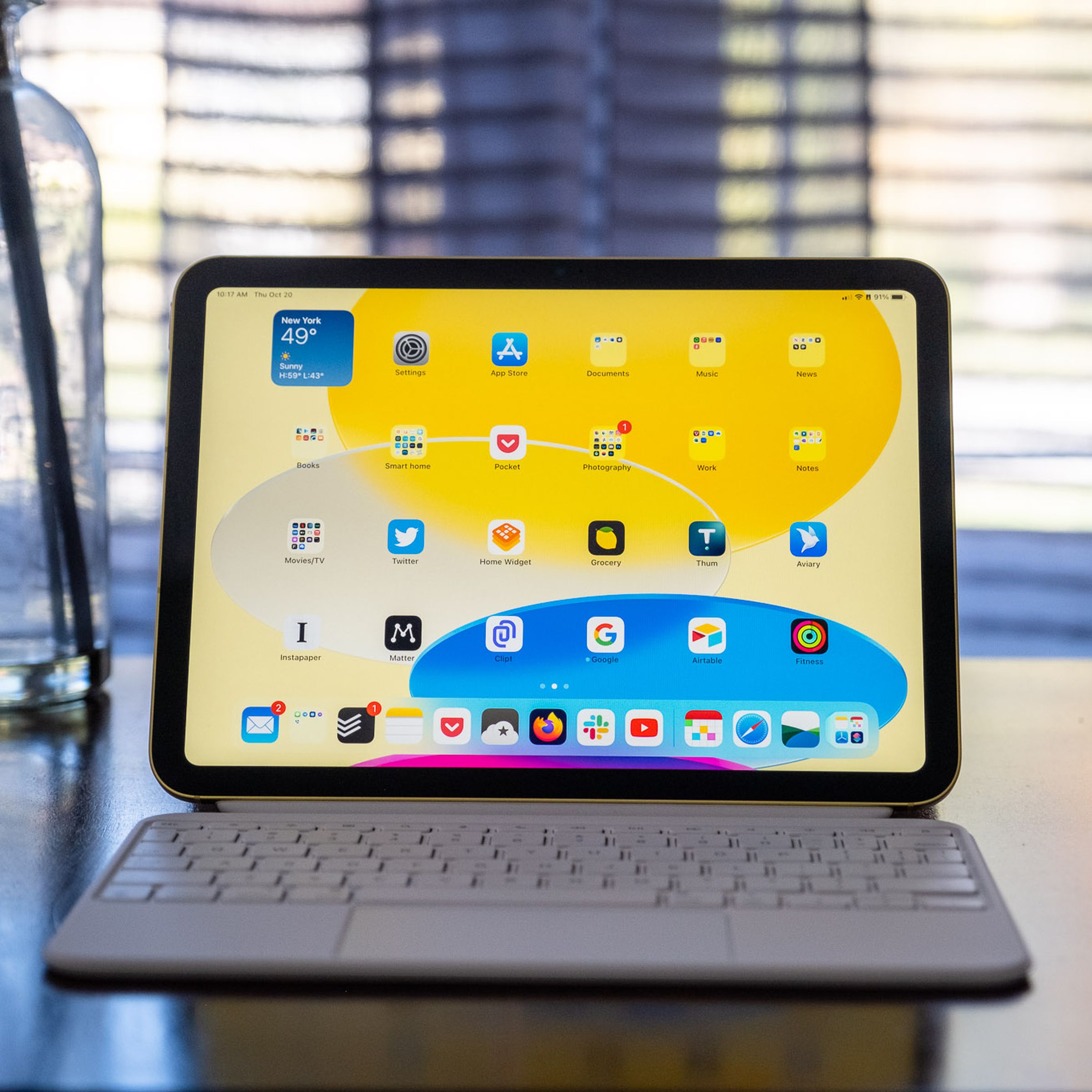 iPad generasi ke-10 dalam Apple Magic Keyboard Folio.