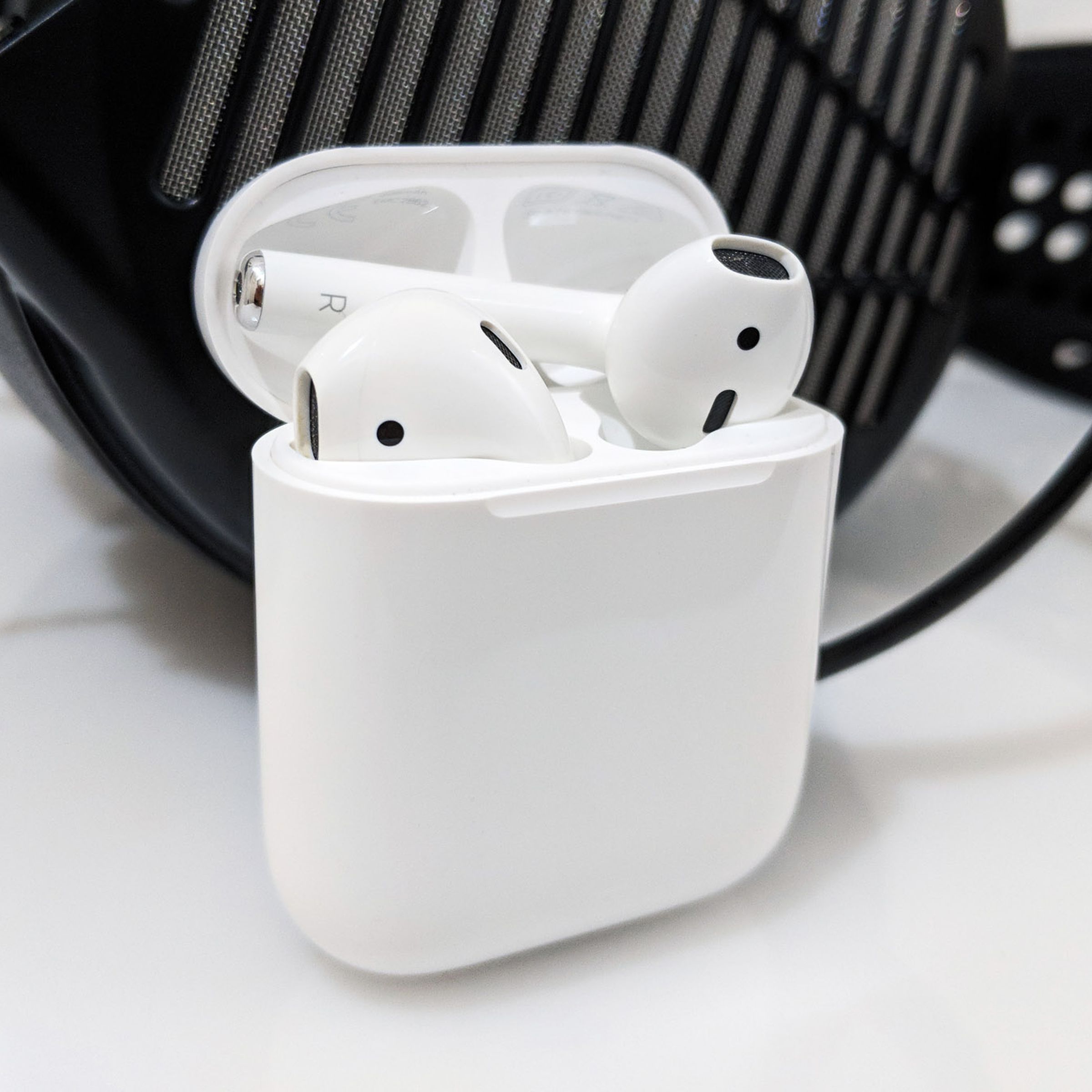 Audeze MX4'ün önünde Apple AirPod'lar