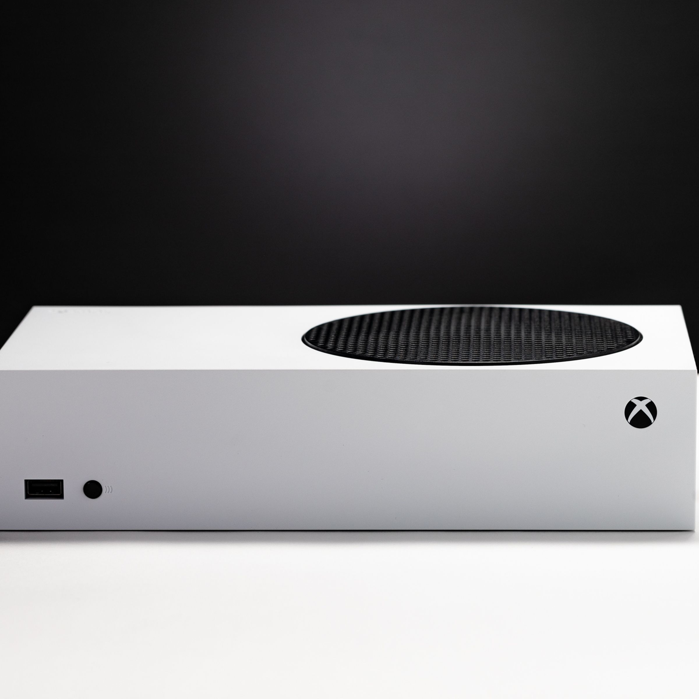 O Xbox Series S branco na horizontal.