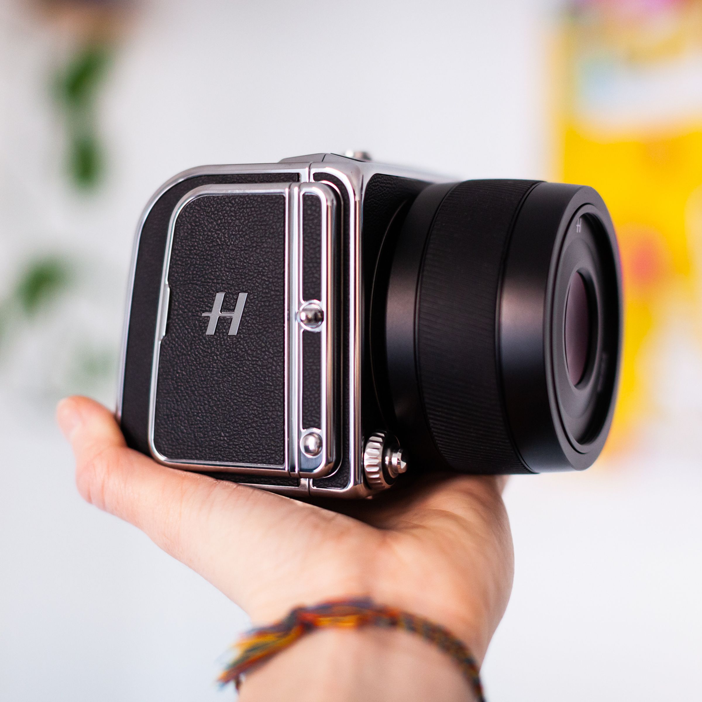 Hasselblad’s 907X 50C is a 740 gram metal box that fits in the palm of my hand.