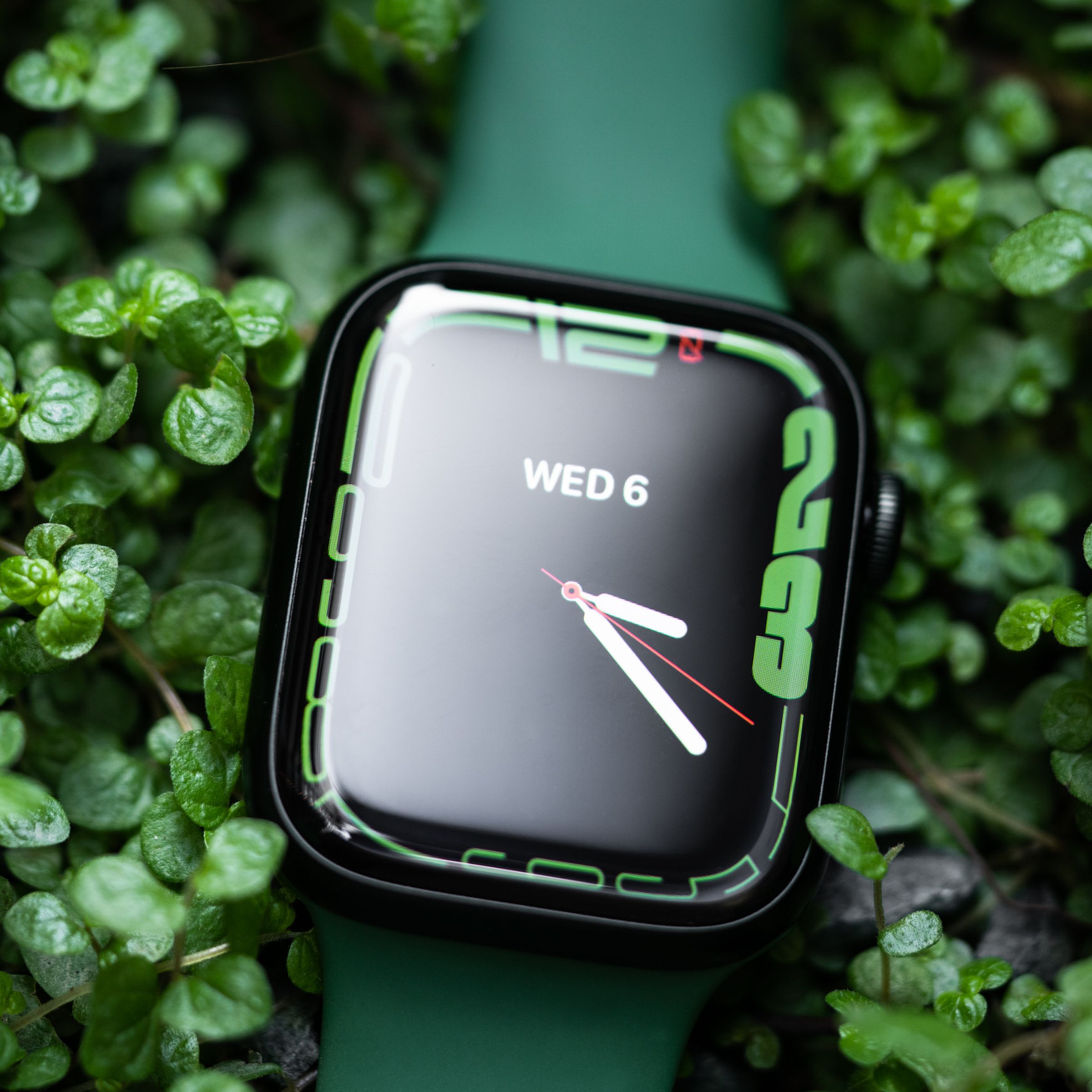 Yeşil renkte Apple Watch Series 7.