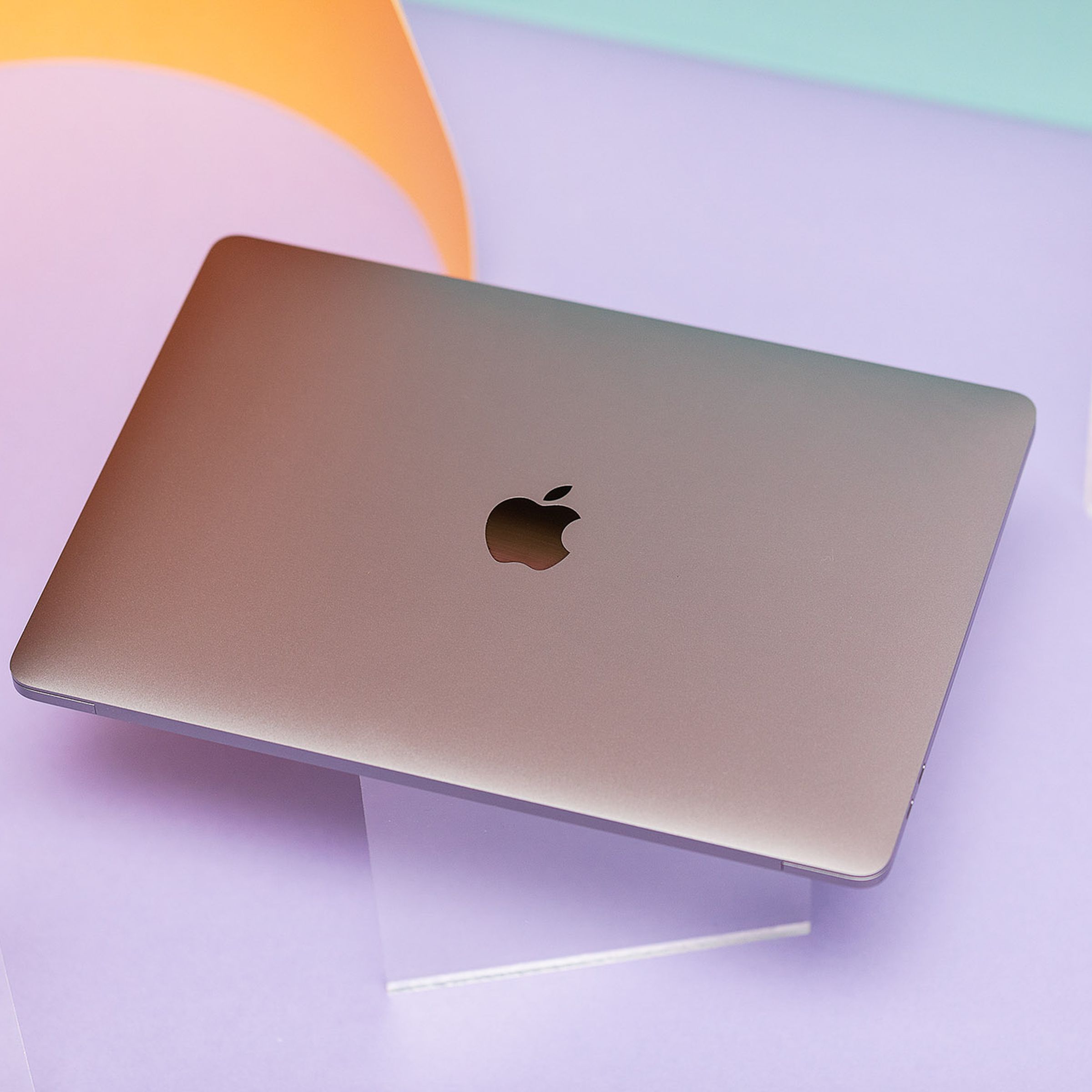 Apple MacBook Pro 13 2022 yukarıdan görülüyor.