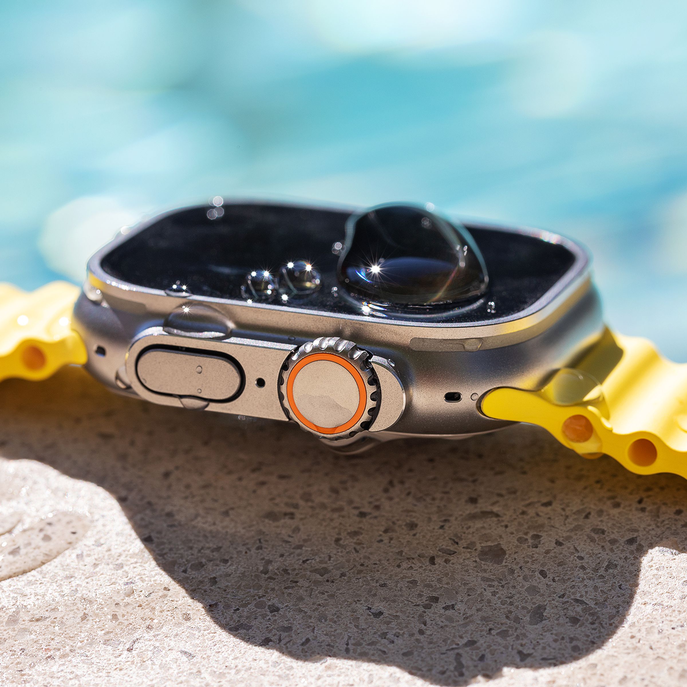 Havuz başında Ocean kordonlu Apple Watch'un yandan görünümü