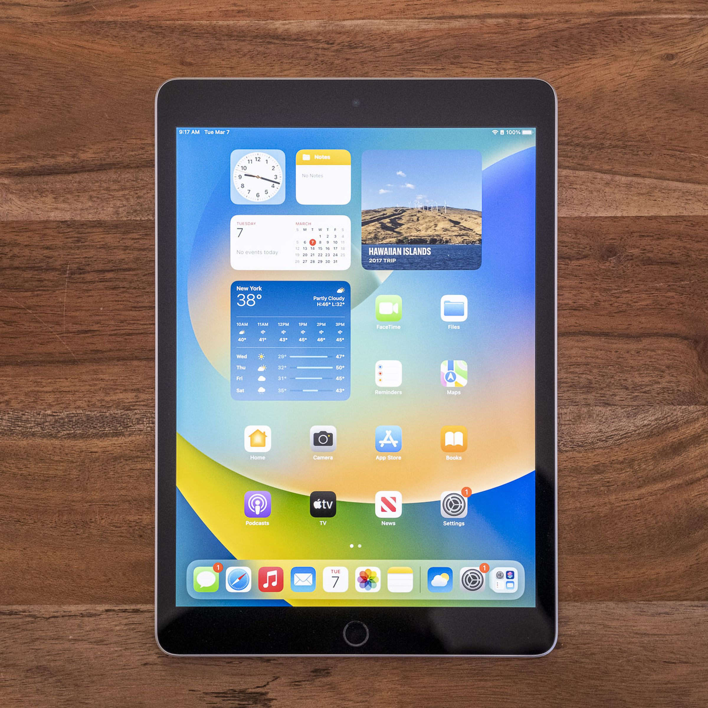 Un iPad de novena generación sobre una mesa de madera, visto de arriba a abajo