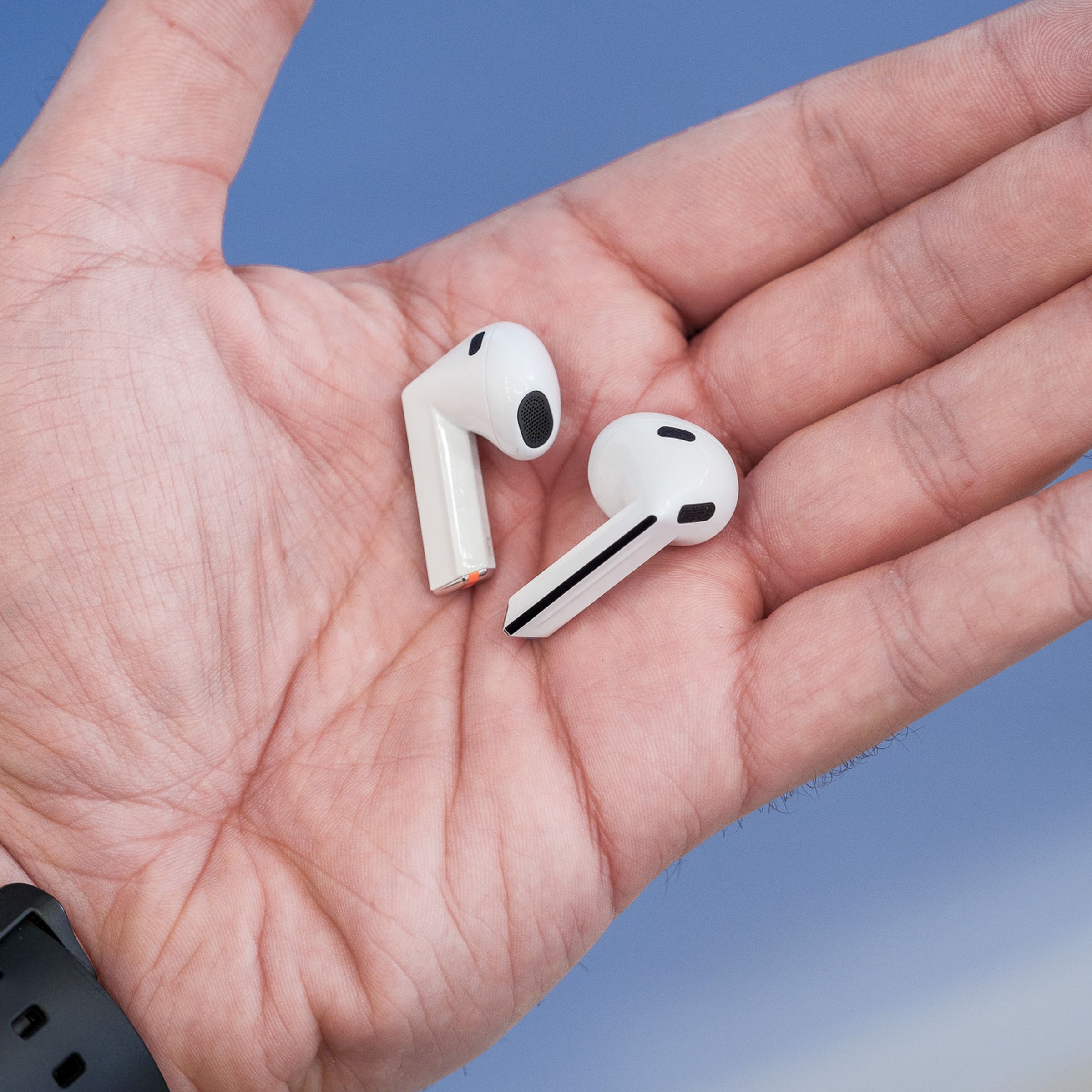 A hands-on product photo of Samsung’s Galaxy Buds 3 / Galaxy Buds 3 Pro.