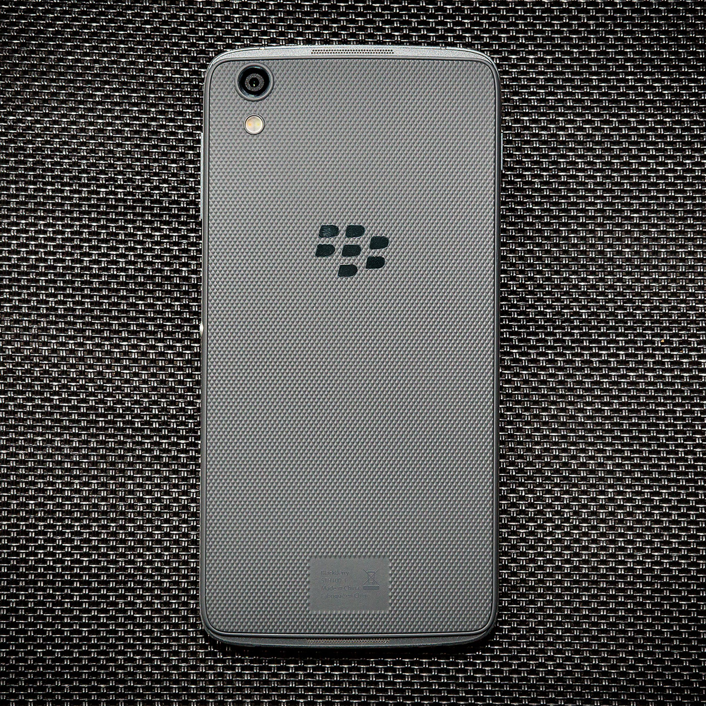 BlackBerry DTEK50 review rear