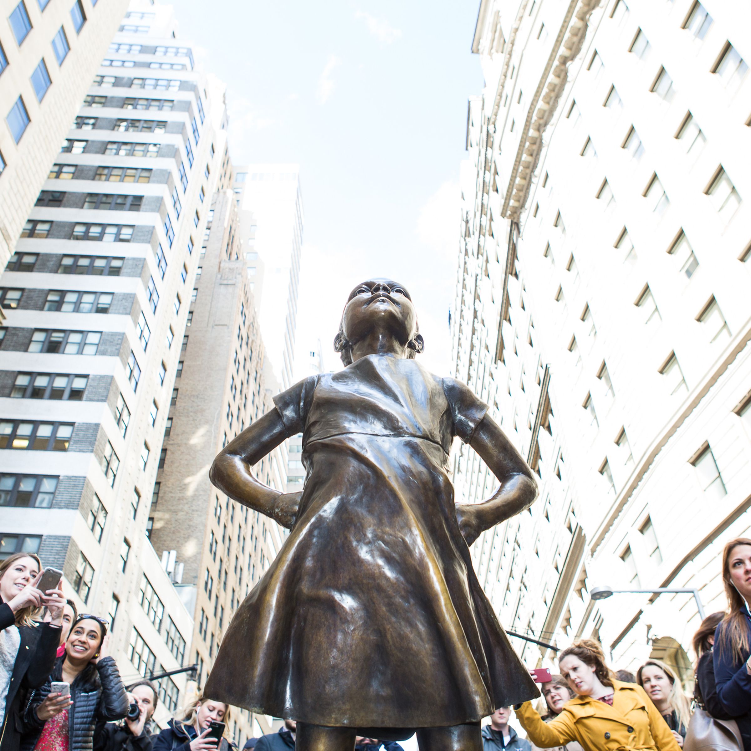 the fearless girl statue on wall street in NYC