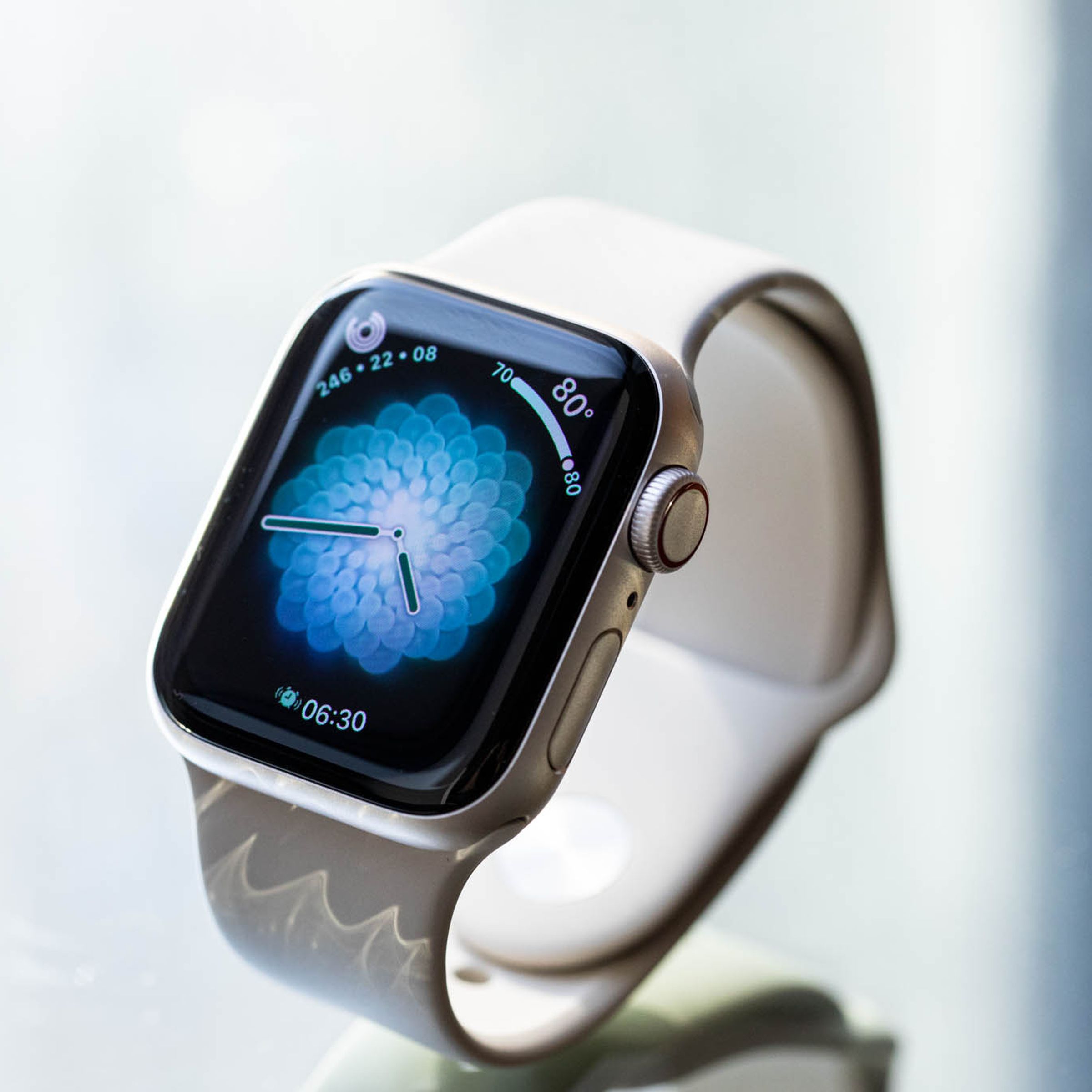 Apple Watch com watchface Breathe, que tem uma borda preta