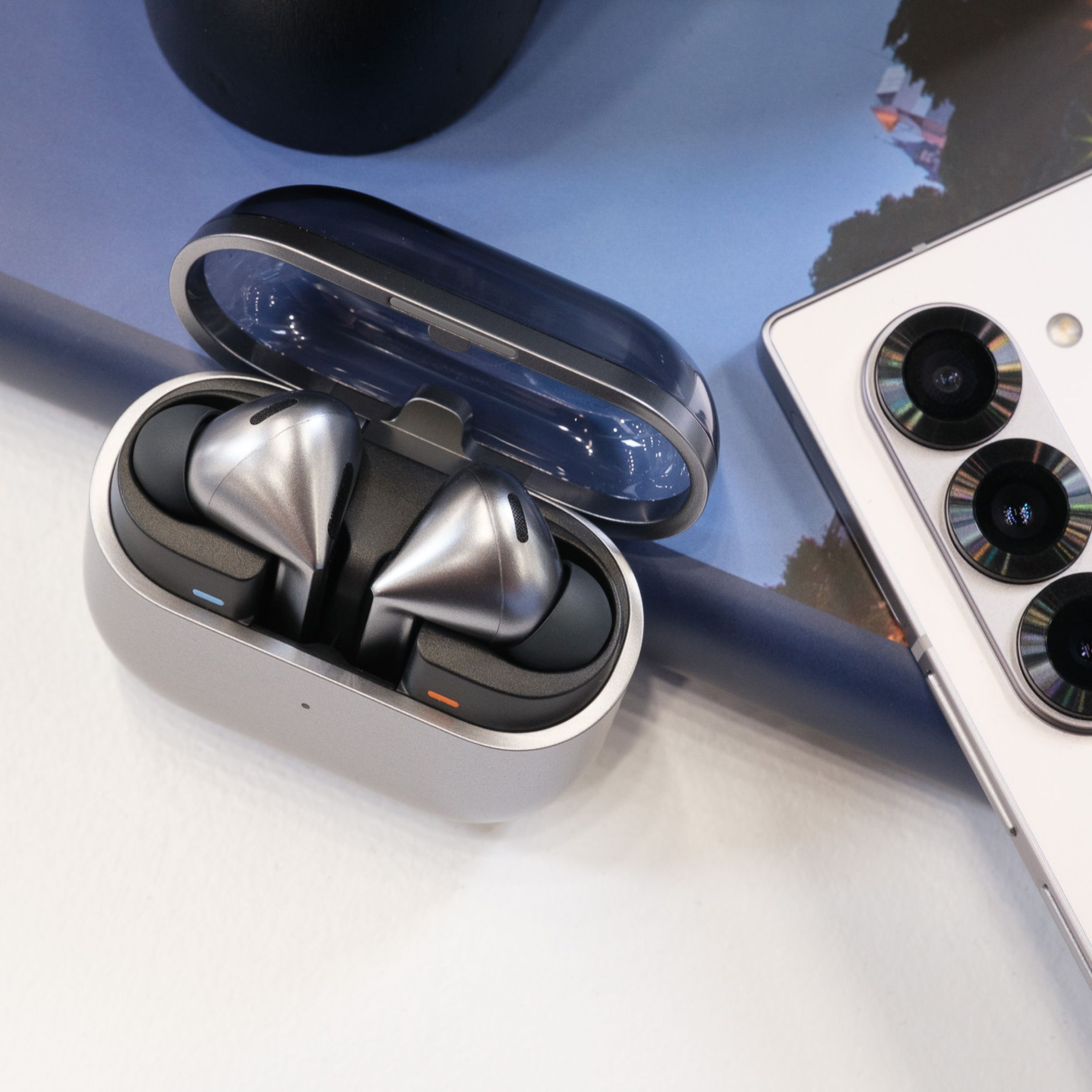 A hands-on product photo of Samsung’s Galaxy Buds 3 / Galaxy Buds 3 Pro.