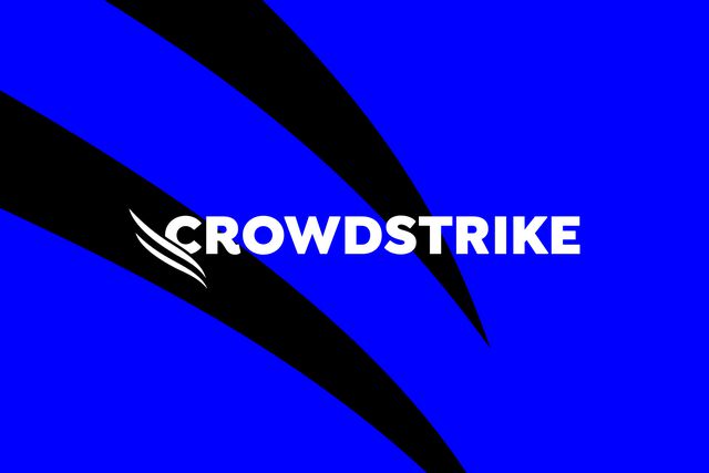 Logotipo de CrowdStrike sobre un fondo azul intenso. El logotipo consiste en la palabra "CrowdStrike" en letras blancas en negrita, con un diseño estilizado de un halcón en blanco a la izquierda del texto. Tres líneas curvas en color negro se extienden desde la esquina superior izquierda hacia el centro del logotipo, añadiendo un efecto dinámico al diseño.